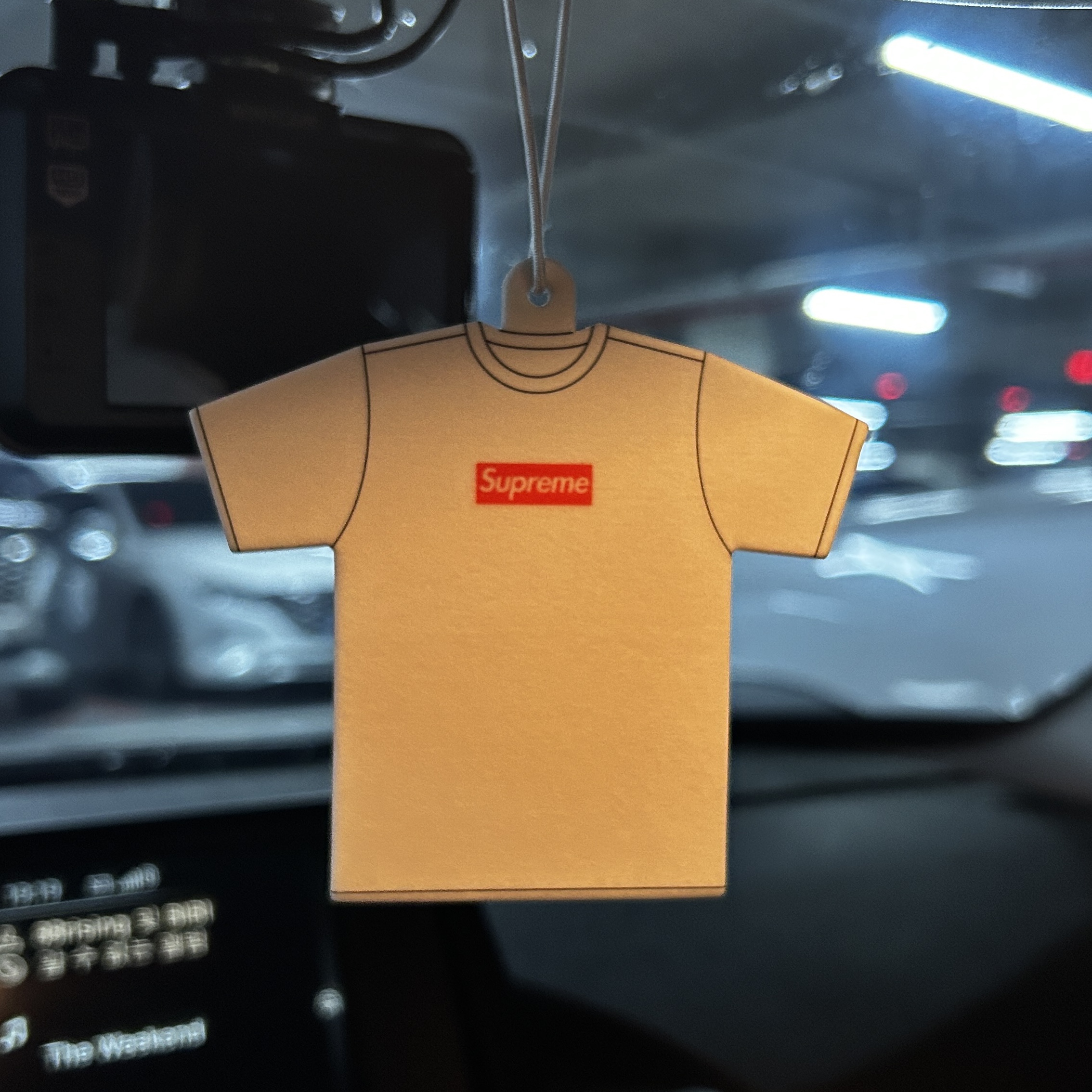 Supreme Kuumba T-Shirt Air Freshener White - 22FW 착용 스타일