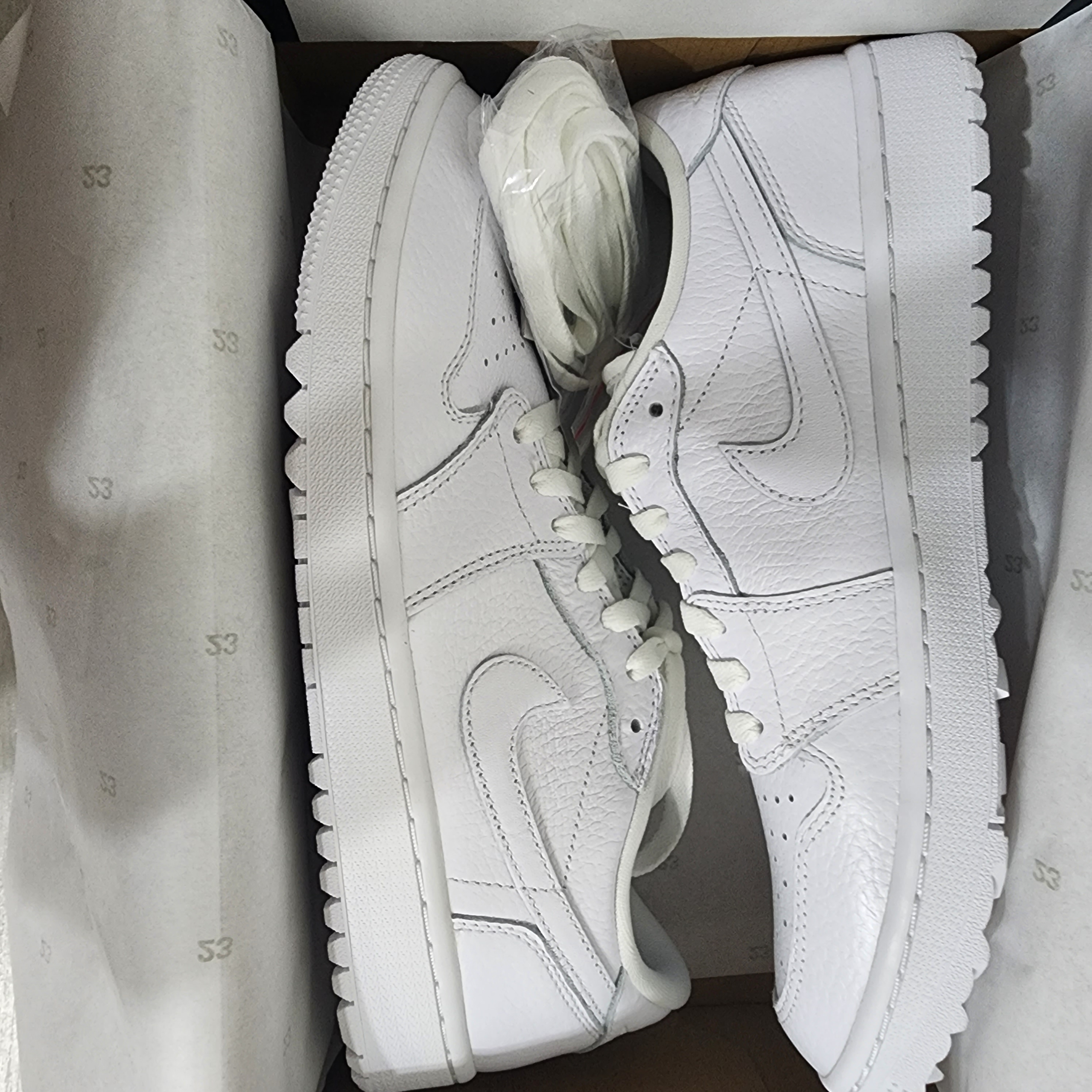 Jordan 1 Low Golf Triple White 착용 스타일 - 3