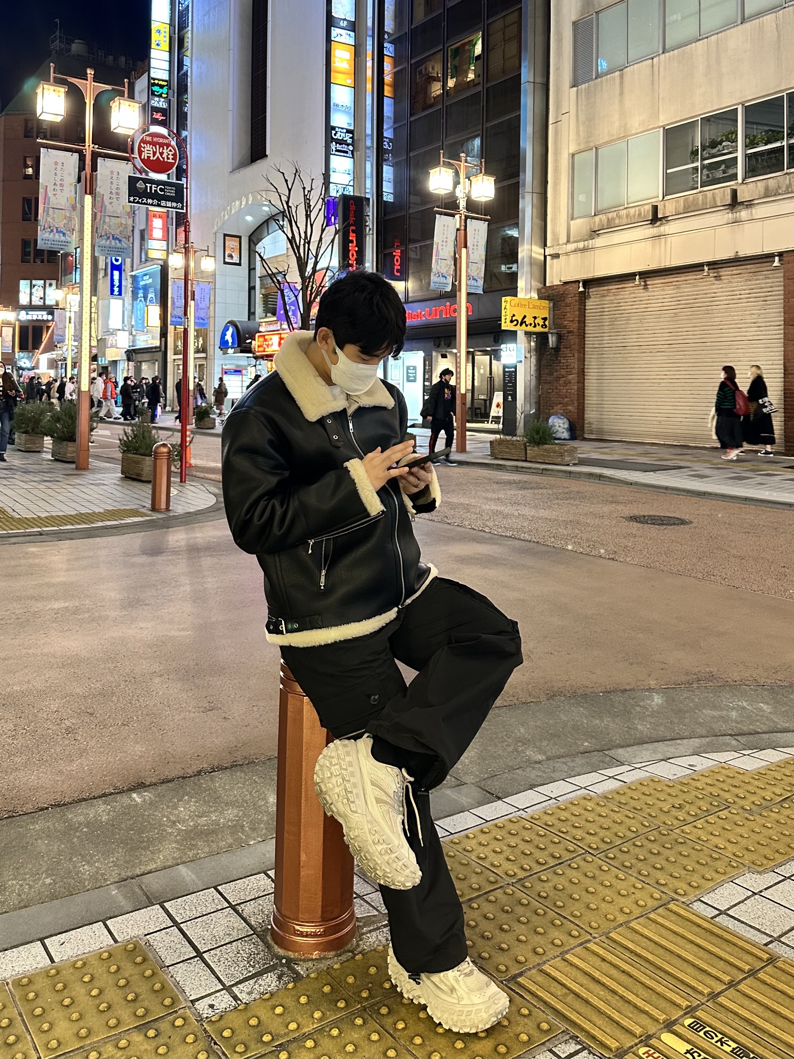 Balenciaga Defender Sneakers Beige 착용 스타일 - 1