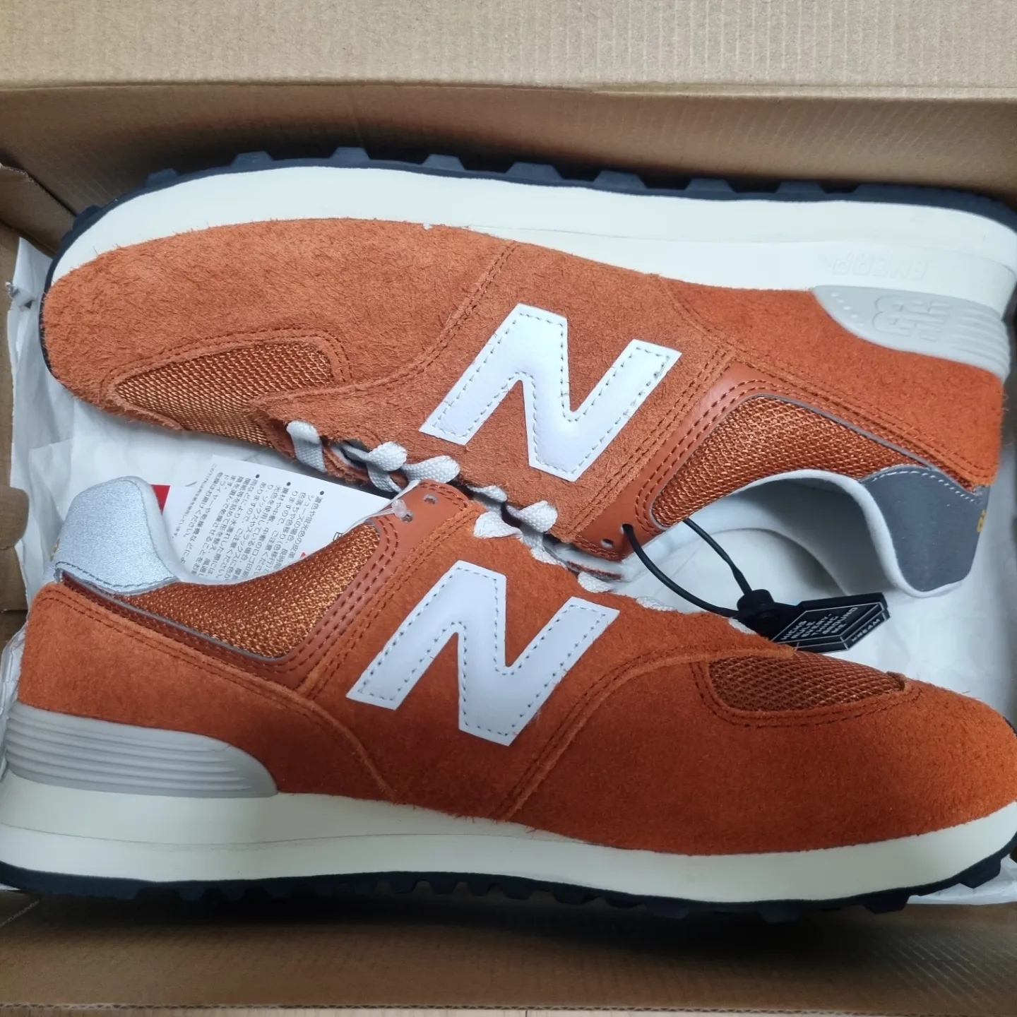 New Balance 574 Heritage Orange Burst White 착용 스타일 - 1