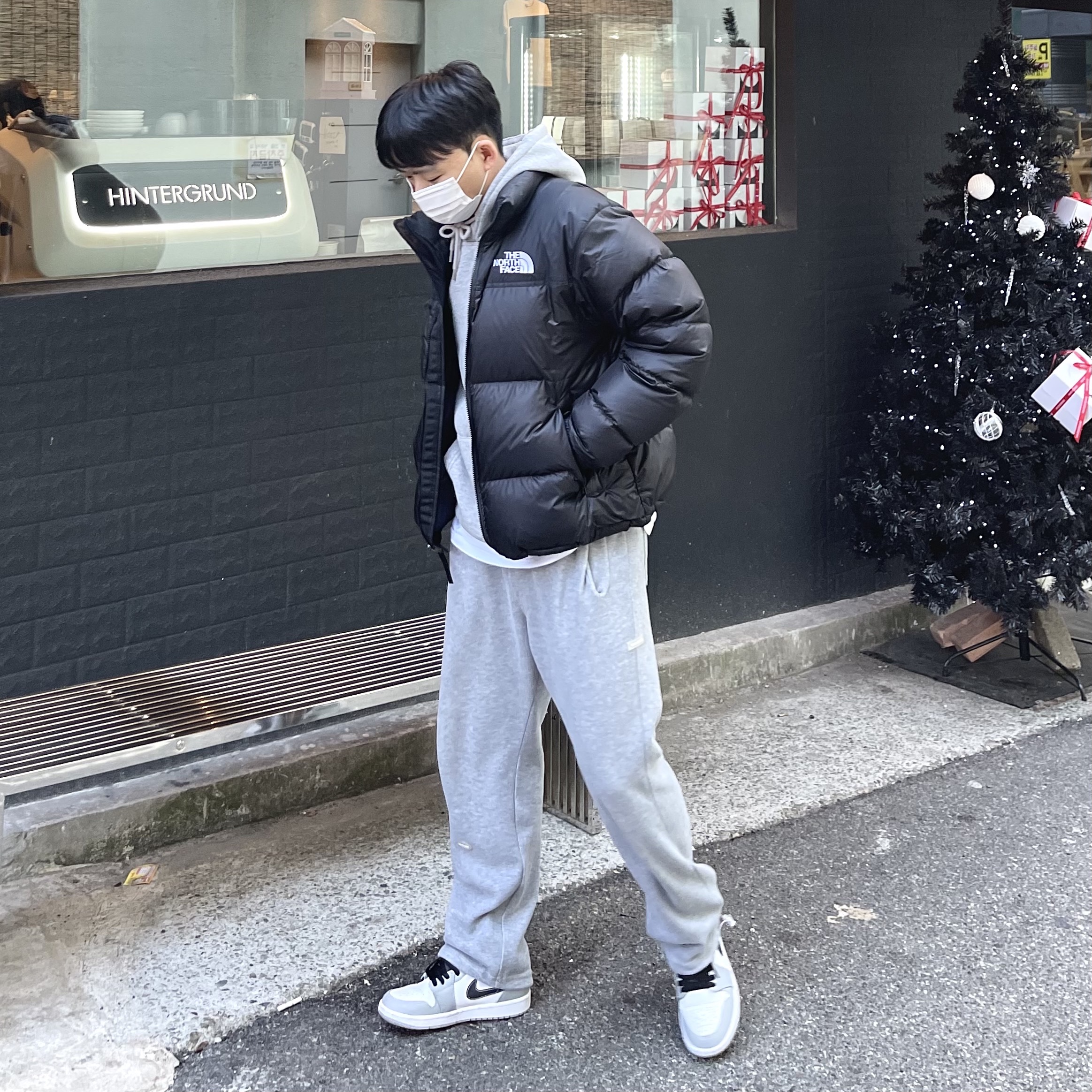 The North Face 1996 Eco Nuptse Jacket Black, Jordan 1 Mid Light Smoke Grey Anthracite 착용 스타일 - 2