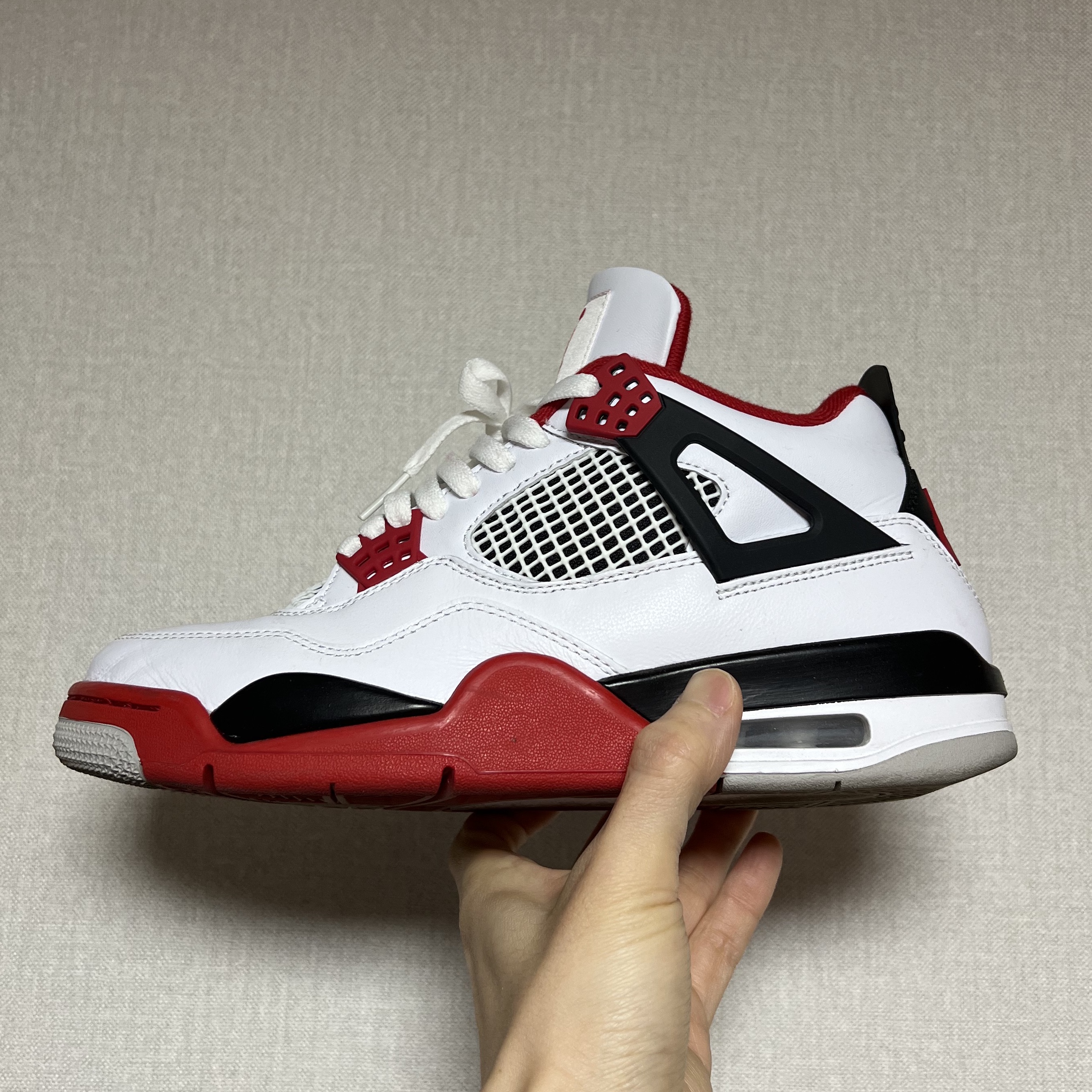 Jordan 4 Retro OG Fire Red 2020 착용 스타일 - 3