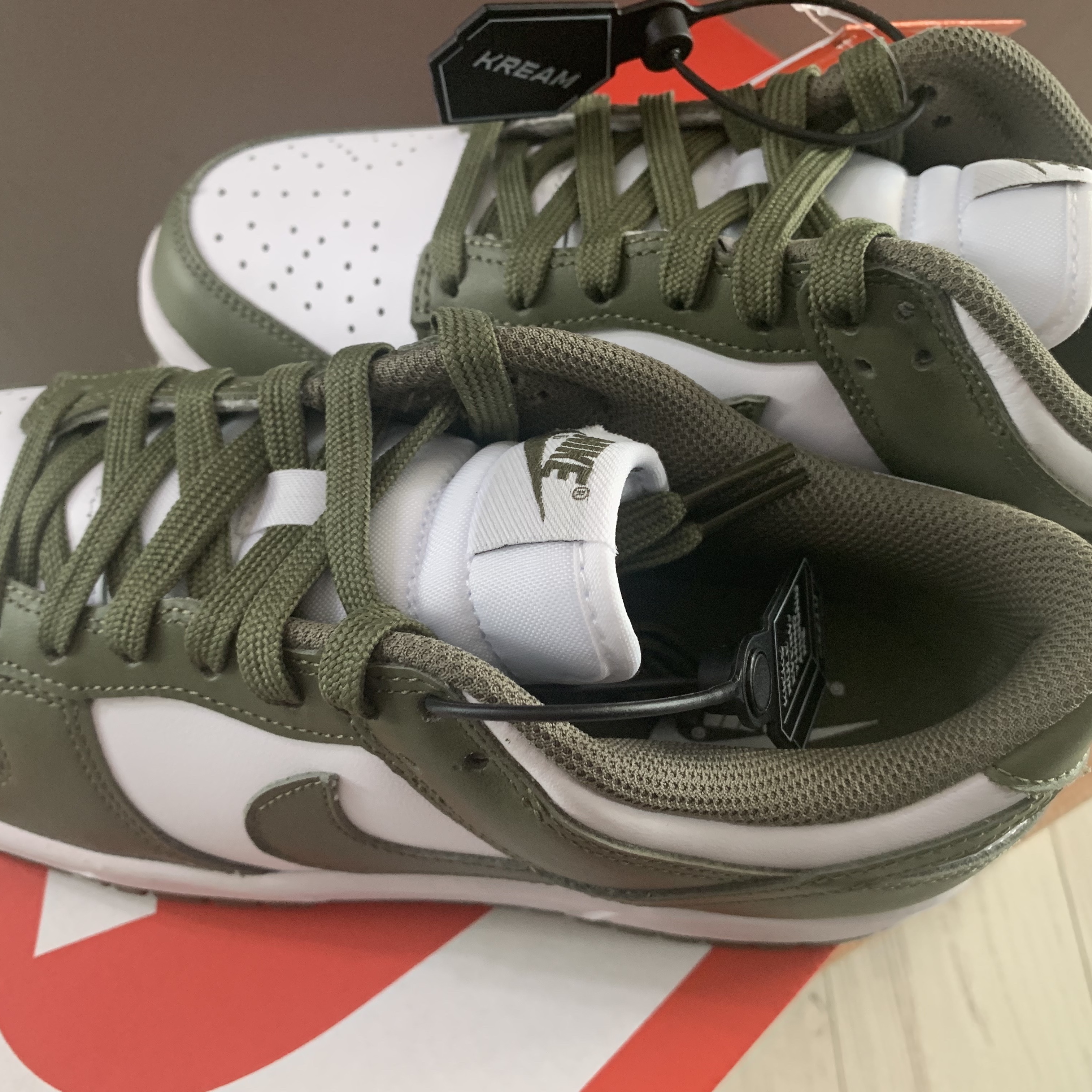 (W) Nike Dunk Low Medium Olive 착용 스타일 - 3