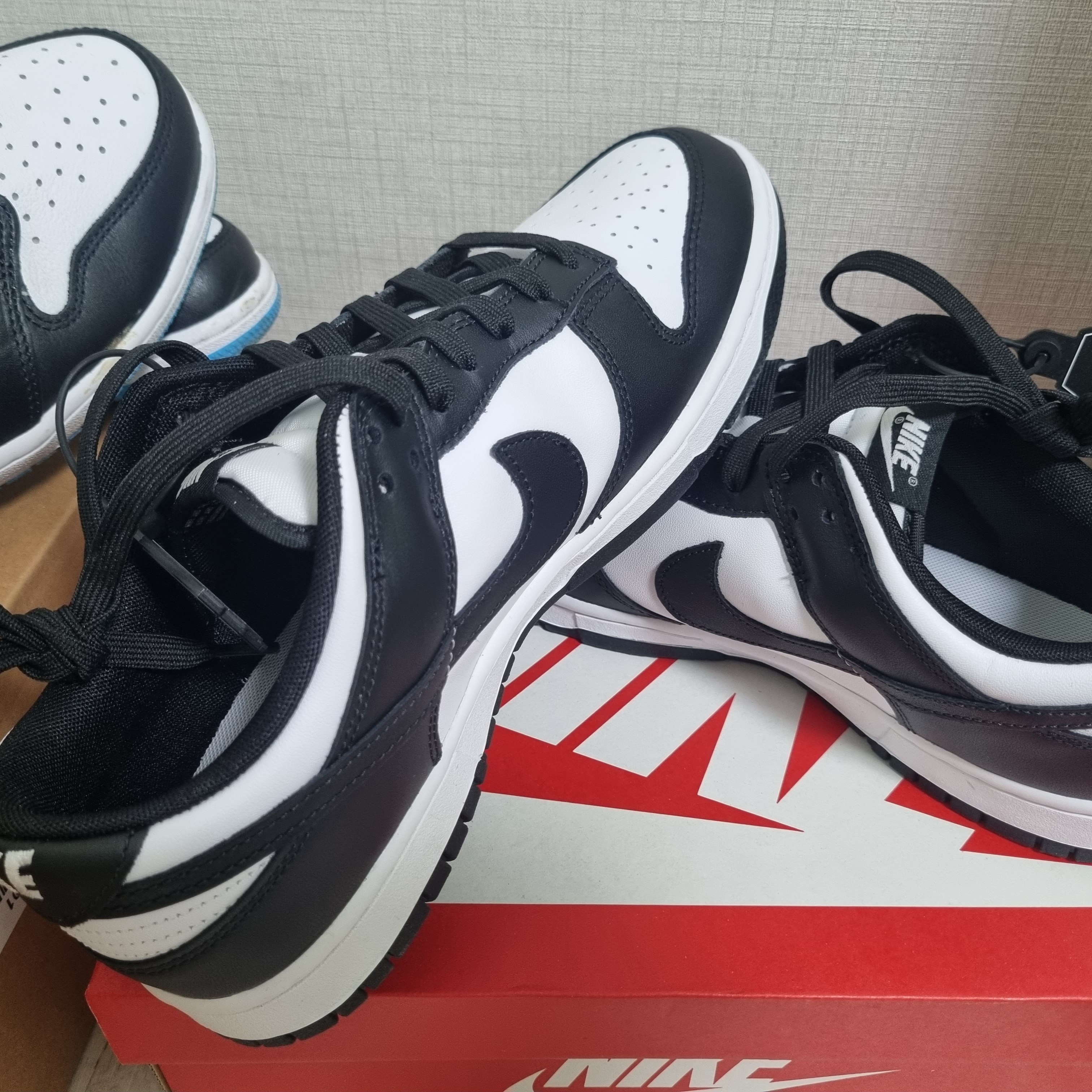 Nike Dunk Low Retro Black, Jordan 1 Mid Taxi 착용 스타일 - 3