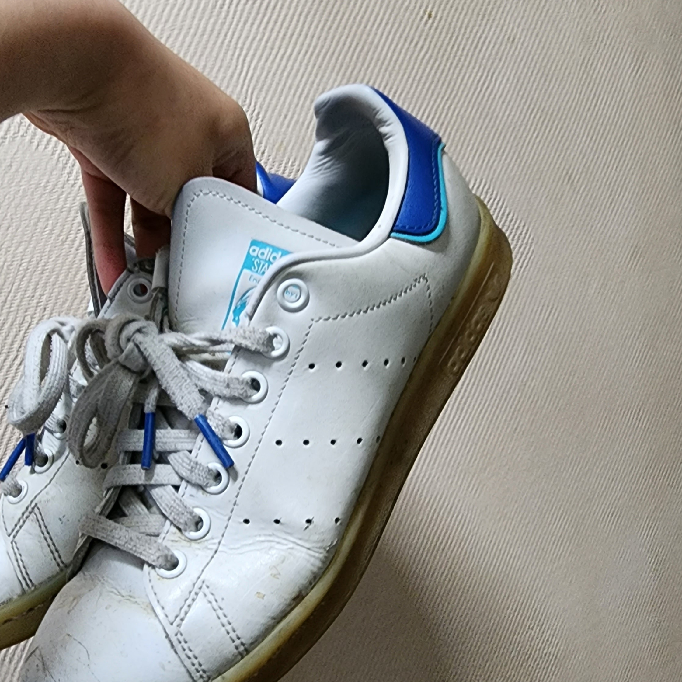 Adidas Stan Smith White Blue Gum 착용 스타일