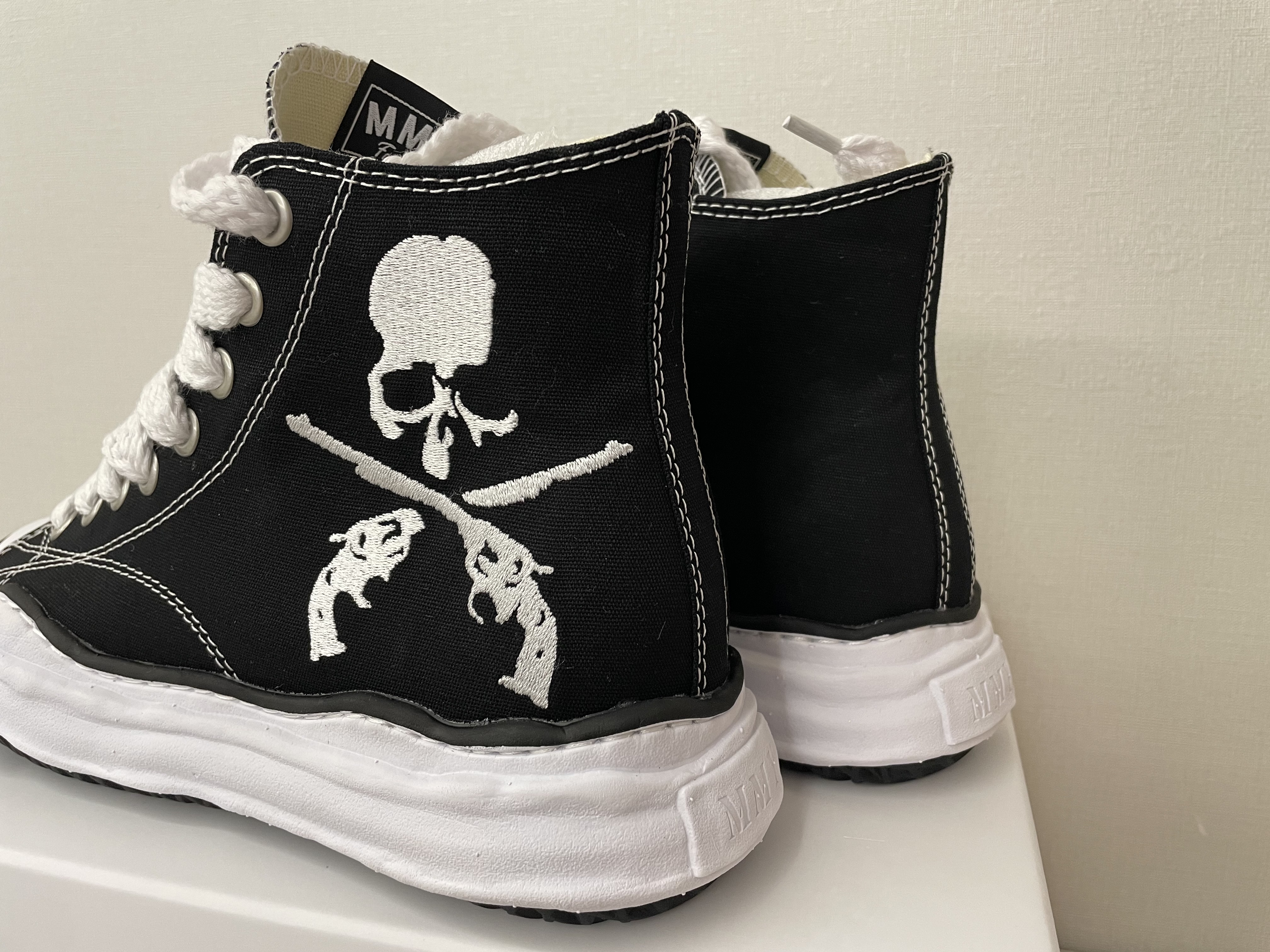 Maison Mihara Yasuhiro x Mastermind x Roar Peterson OG Sole Canvas High-top Sneakers Black White 착용 스타일 - 2