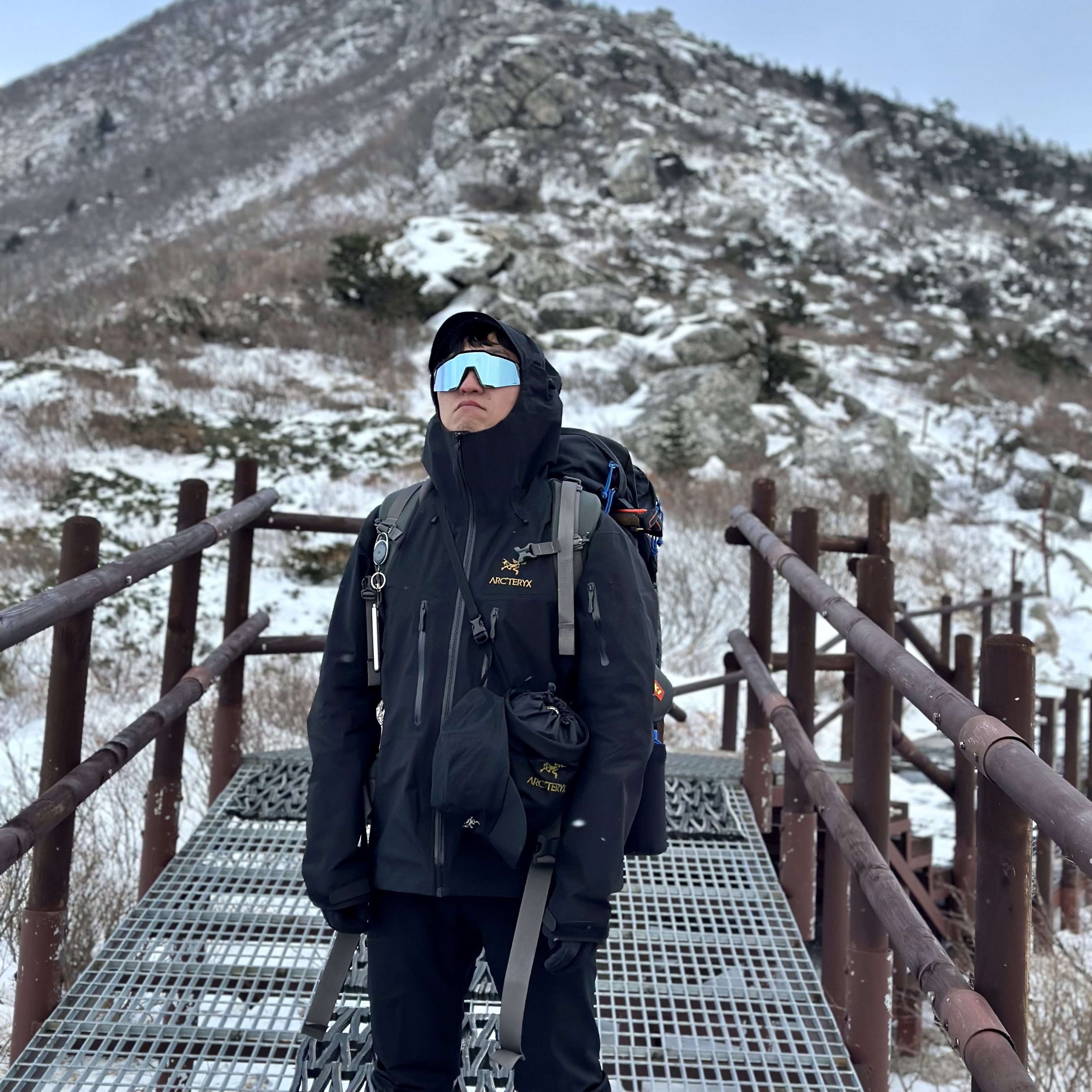 Arc'teryx Quiver Bucket Bag Black 착용 스타일