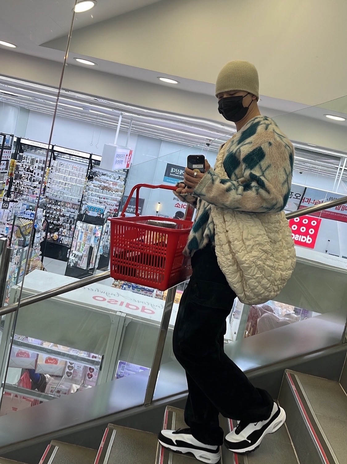 Nike x Comme des Garcons Homme Plus Air Max Sunder SP White Black, COS Quilted Oversized Shoulder Bag Off White Light Beige 착용 스타일