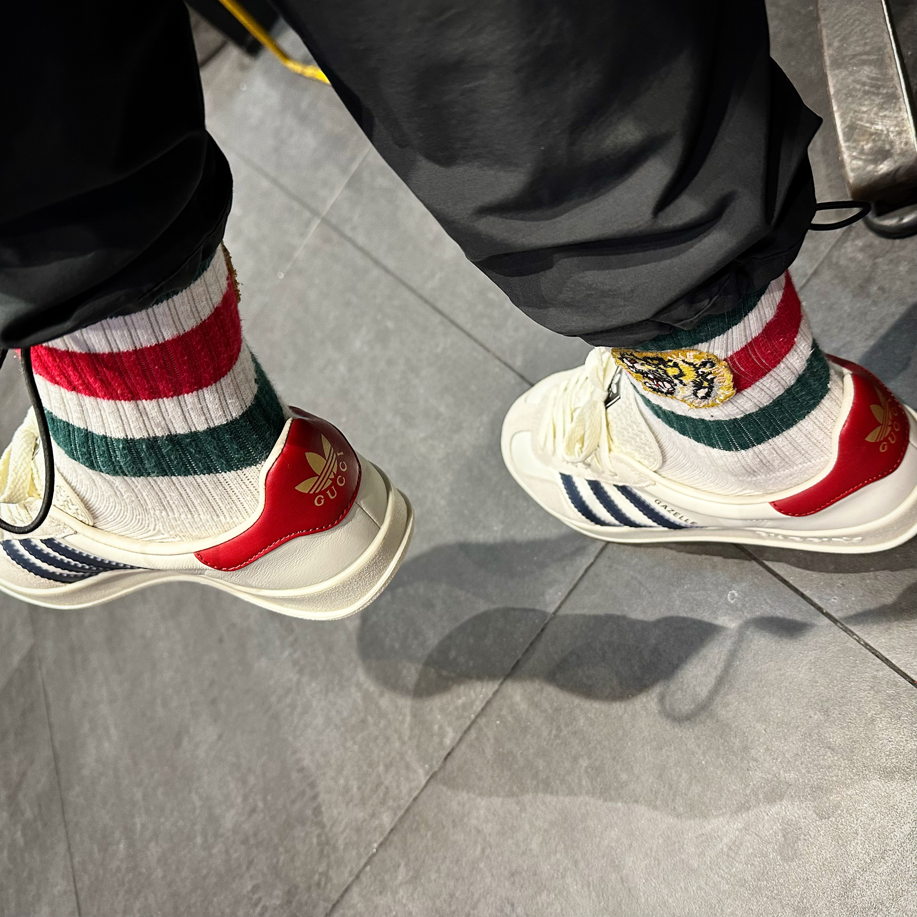 (W) Gucci x Adidas Gazelle Sneakers White 착용 스타일