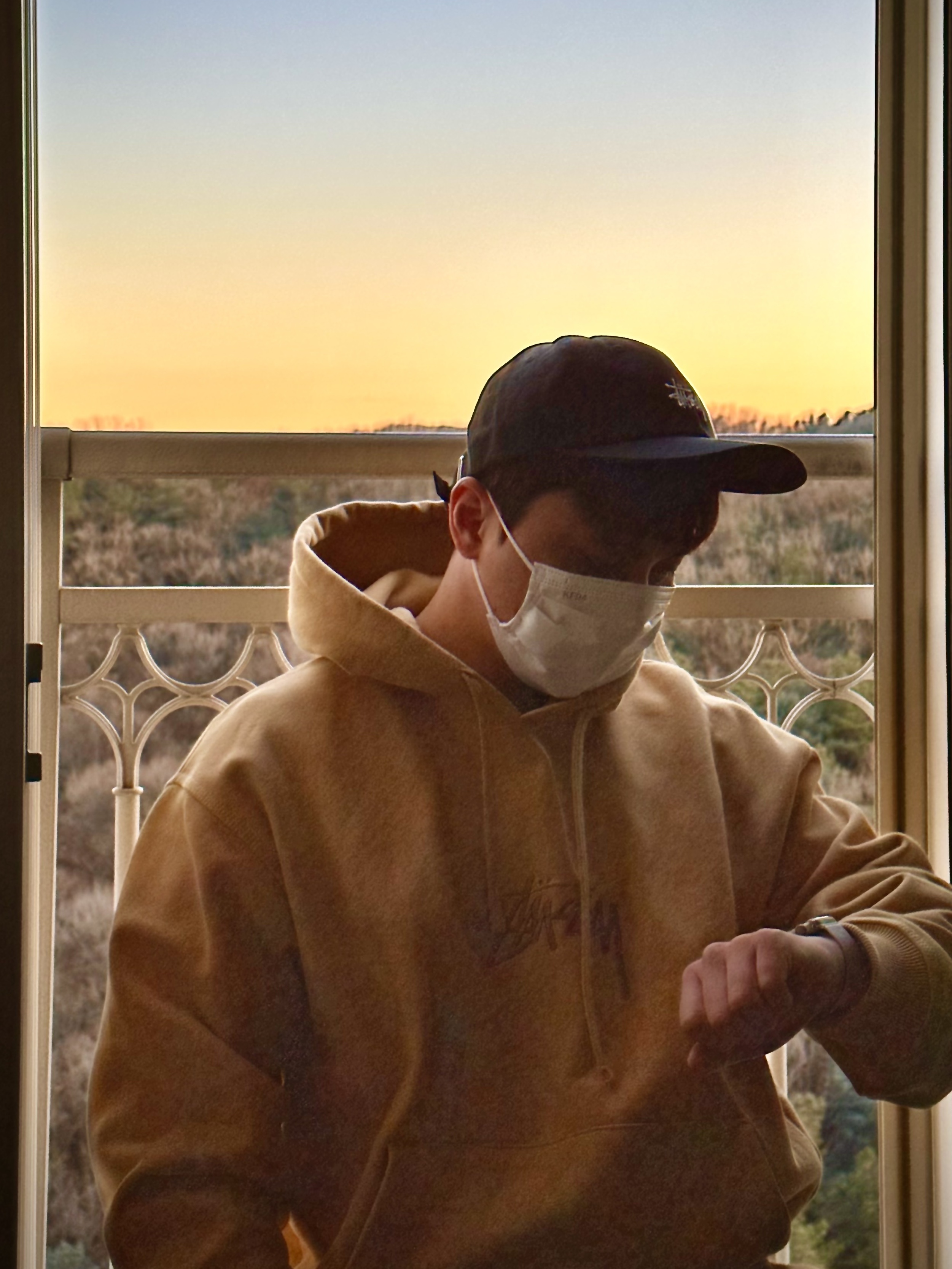 Stussy Basic Embroidered Hoodie Brown, Stussy Stock Low Pro Cap Black 착용 스타일