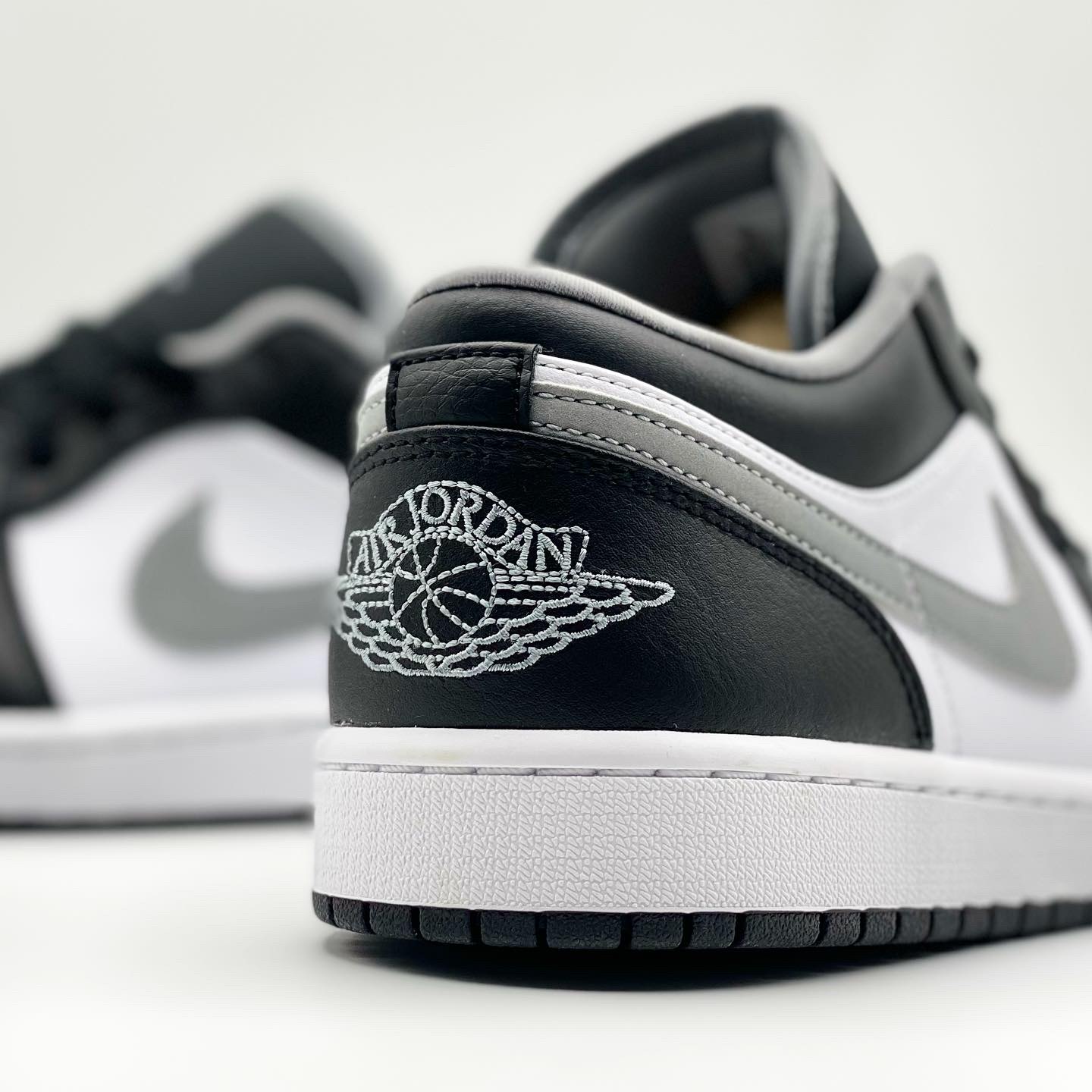 Jordan 1 Low Black Particle Grey 착용 스타일 - 3