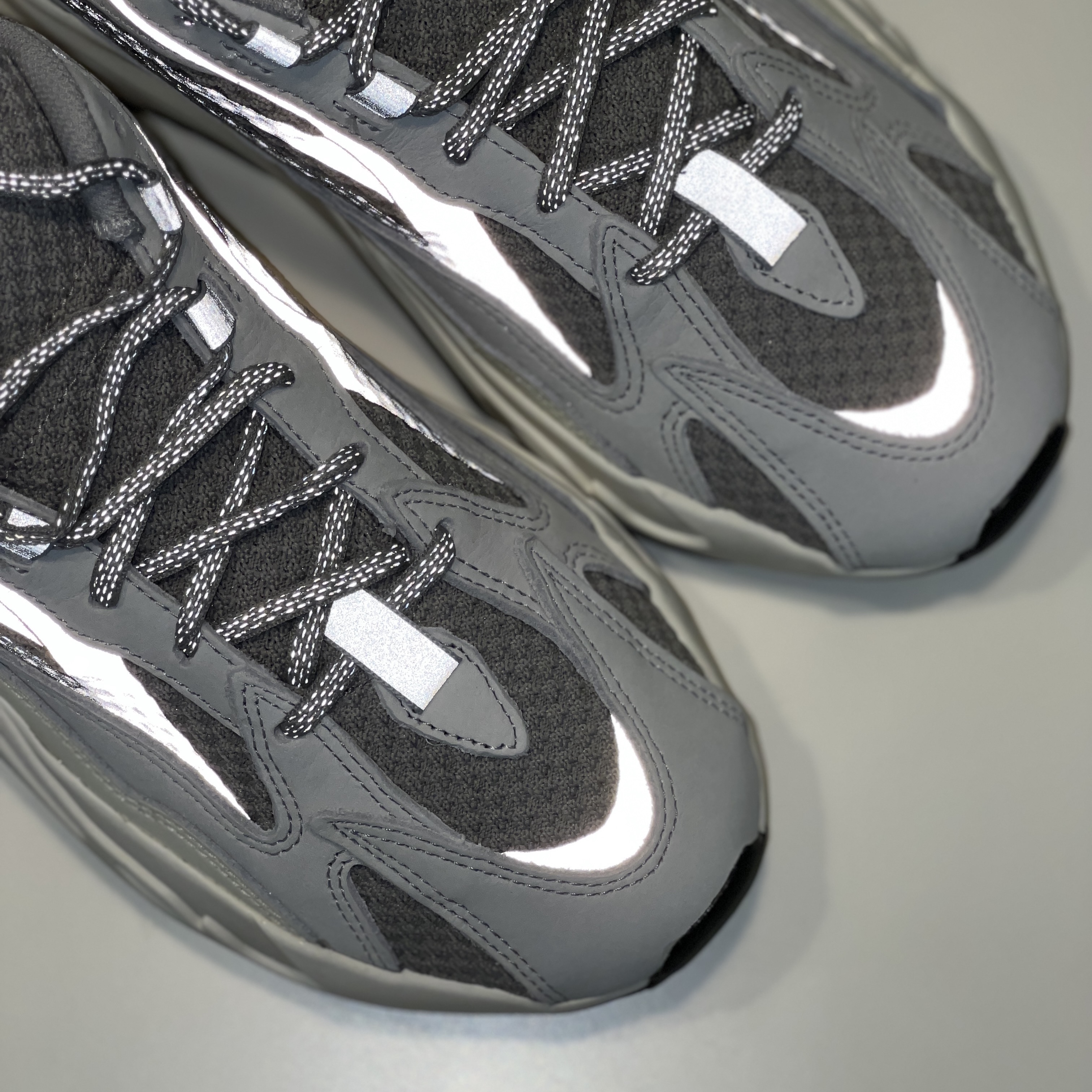 Adidas Yeezy Boost 700 V2 Static 2022 착용 스타일 - 2