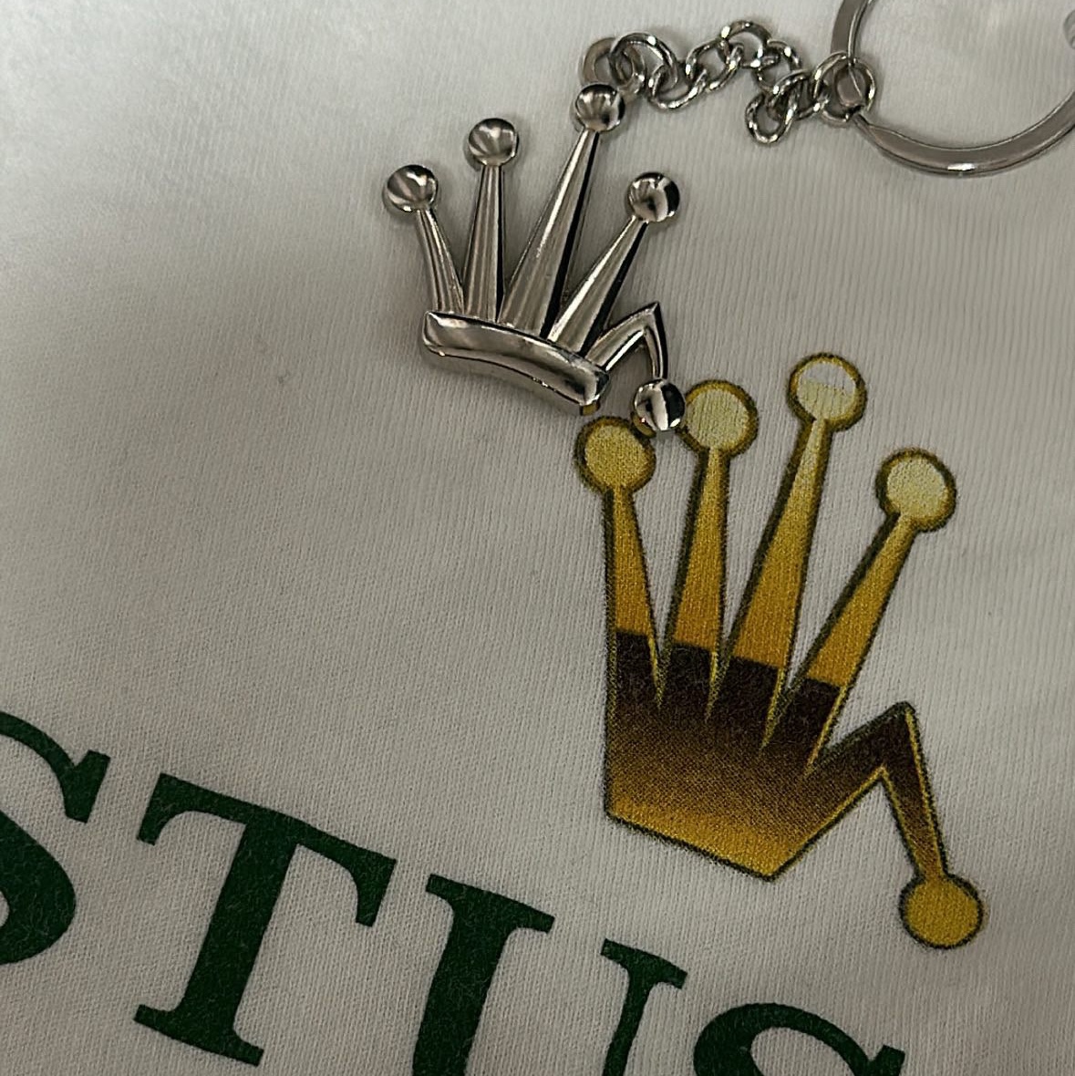 Stussy Metal Bent Crown Keychain Silver 착용 스타일