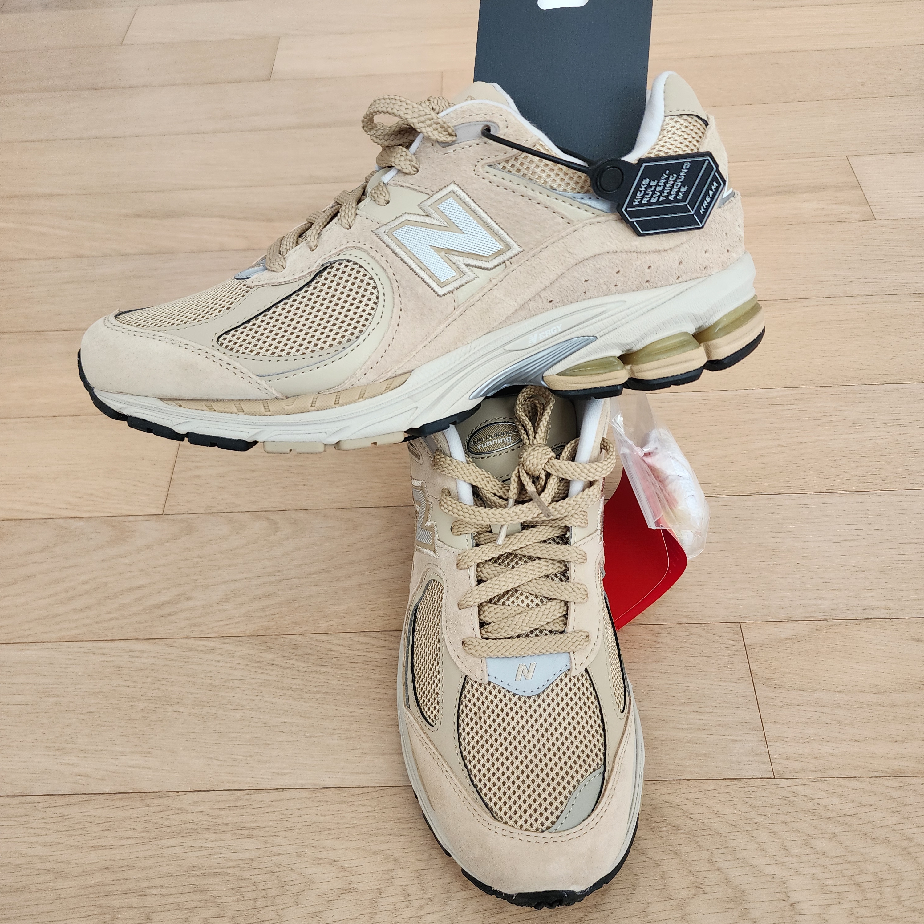 New Balance 2002R T2 Beige 착용 스타일