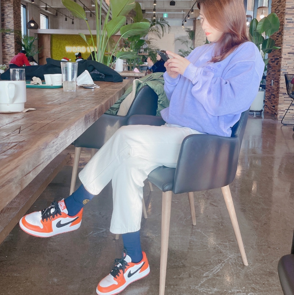 (W) Jordan 1 Low OG Starfish, IAB Studio Pigment Sweatshirt & Mini Bag Lavender 착용 스타일