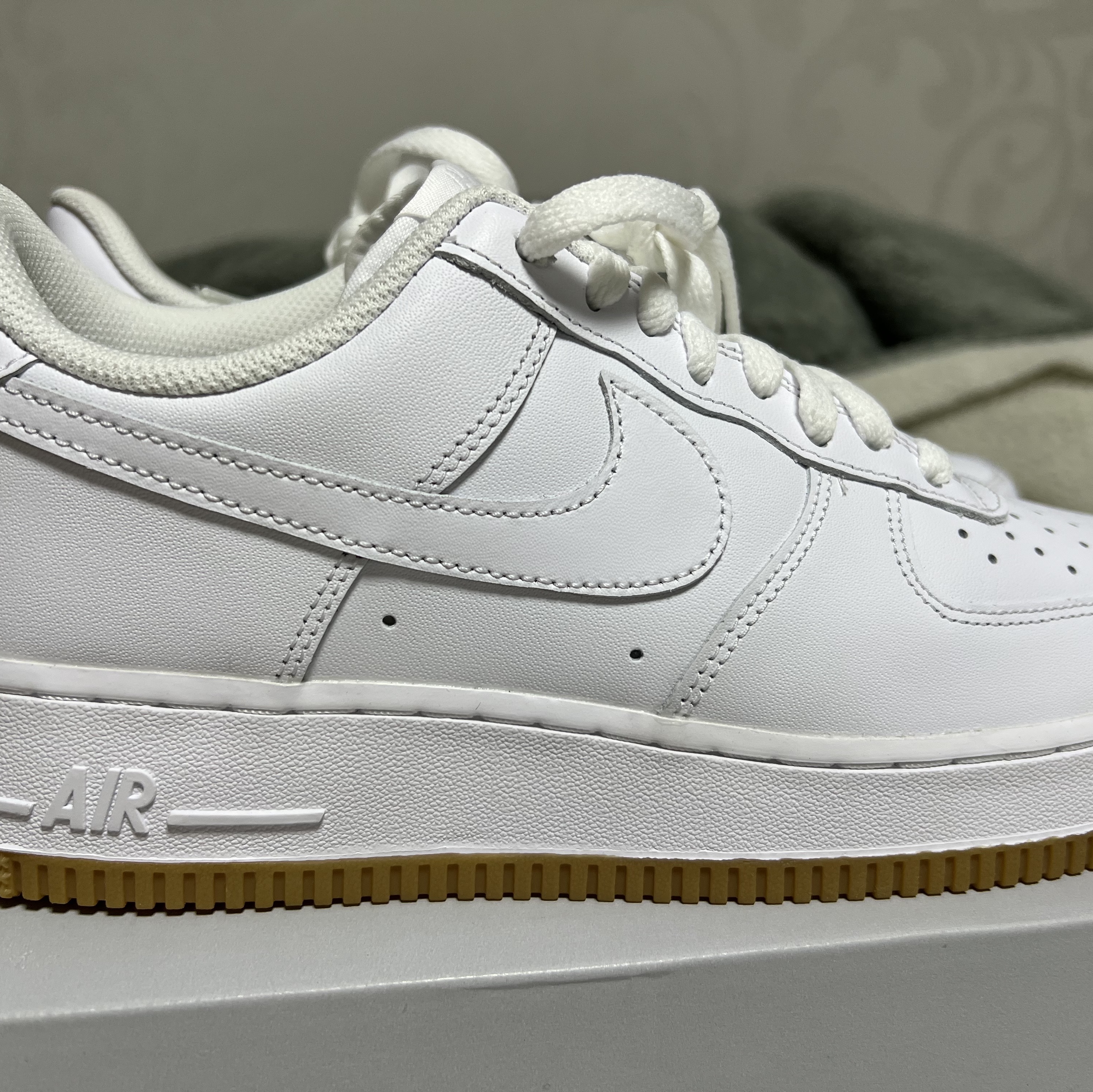 Nike Air Force 1 '07 White Gum Light Brown 착용 스타일 - 2