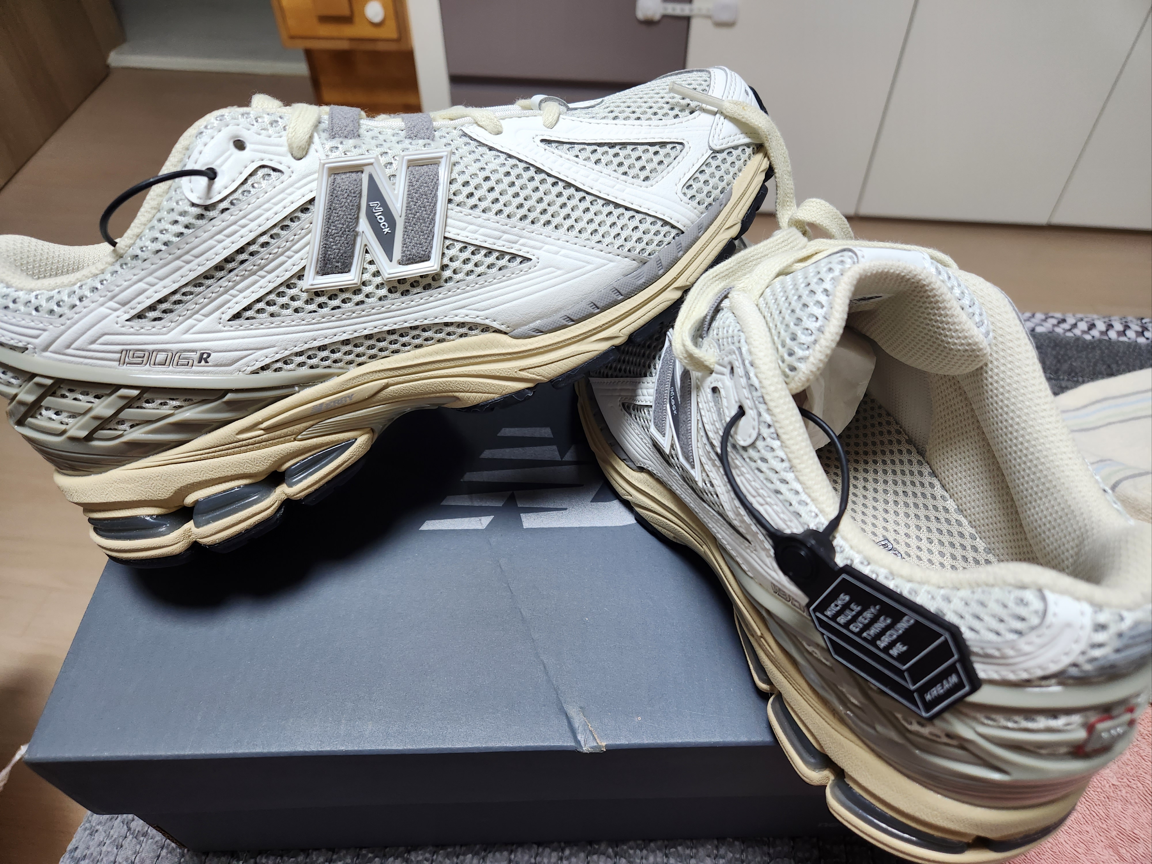 New Balance 1906R White Gray 착용 스타일 - 2