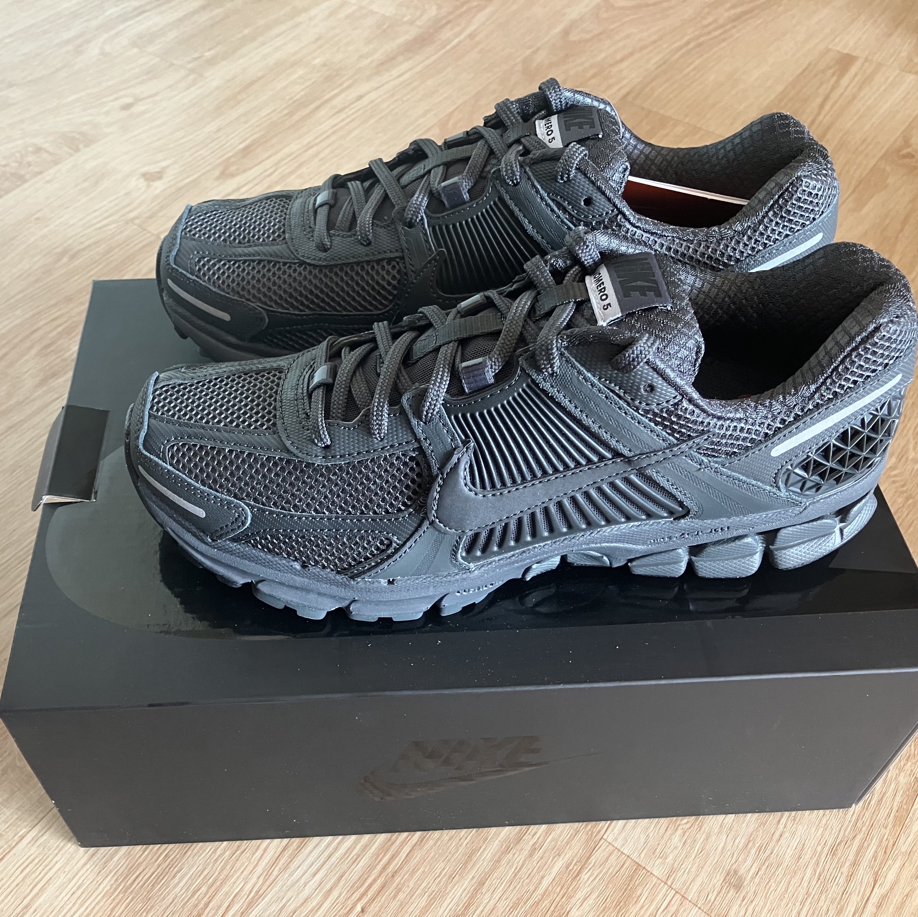 Nike Zoom Vomero 5 SP Anthracite 2023, Nike Zoom Vomero 5 SP Anthracite 2019 착용 스타일 - 2