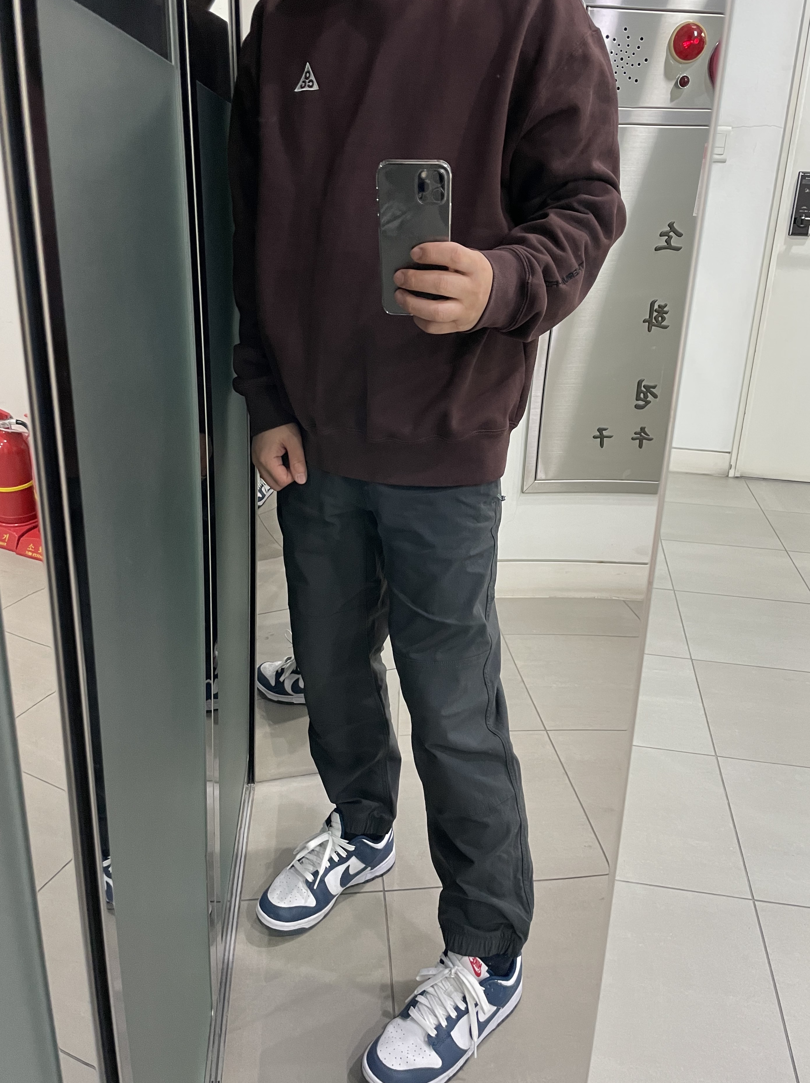 Nike ACG Trail Pants Dark Smoke Grey - Asia, Nike ACG Therma-Fit Crew Fleece Sweatshirt Earth - Asia 착용 스타일 - 1