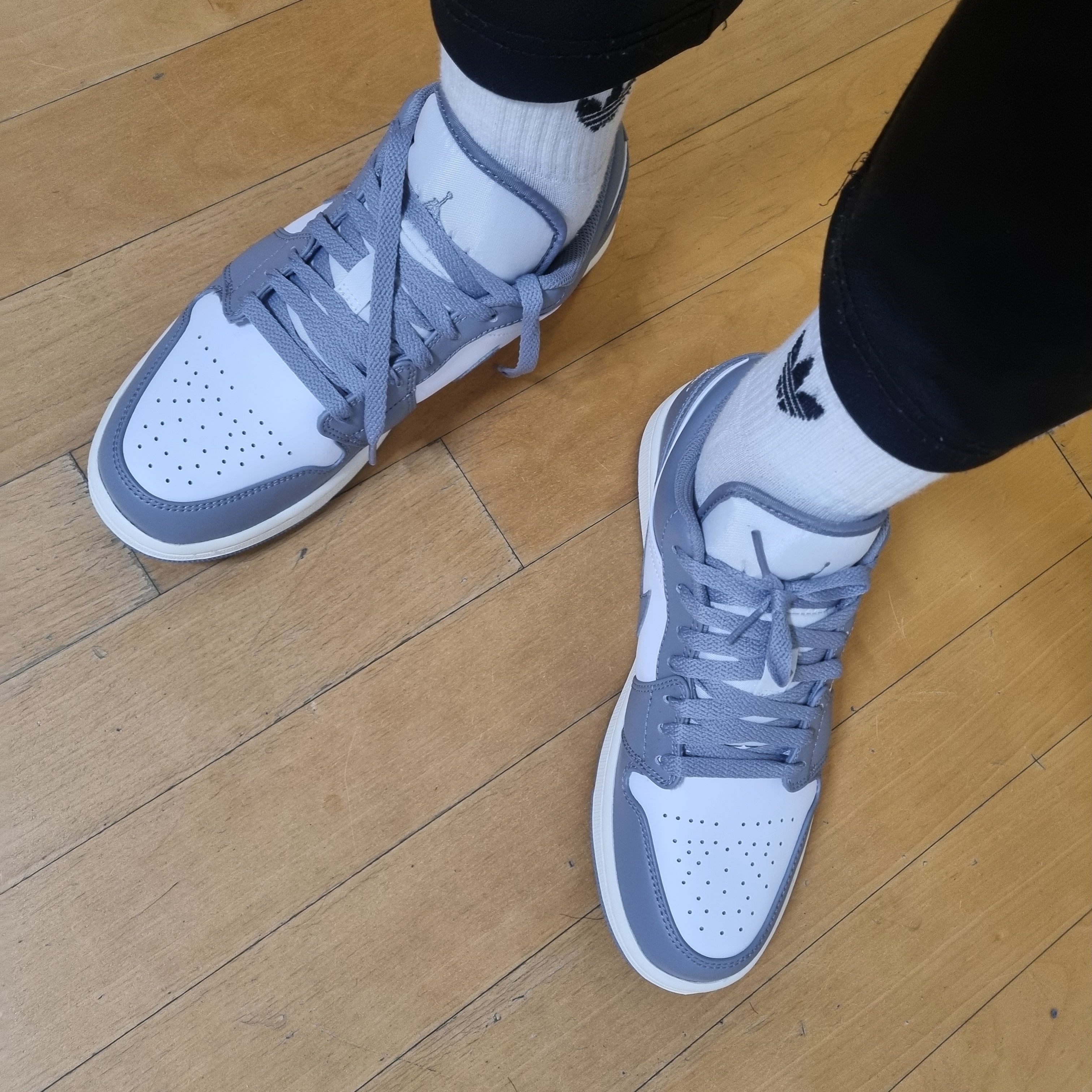 Jordan 1 Low Stealth and White 착용 스타일
