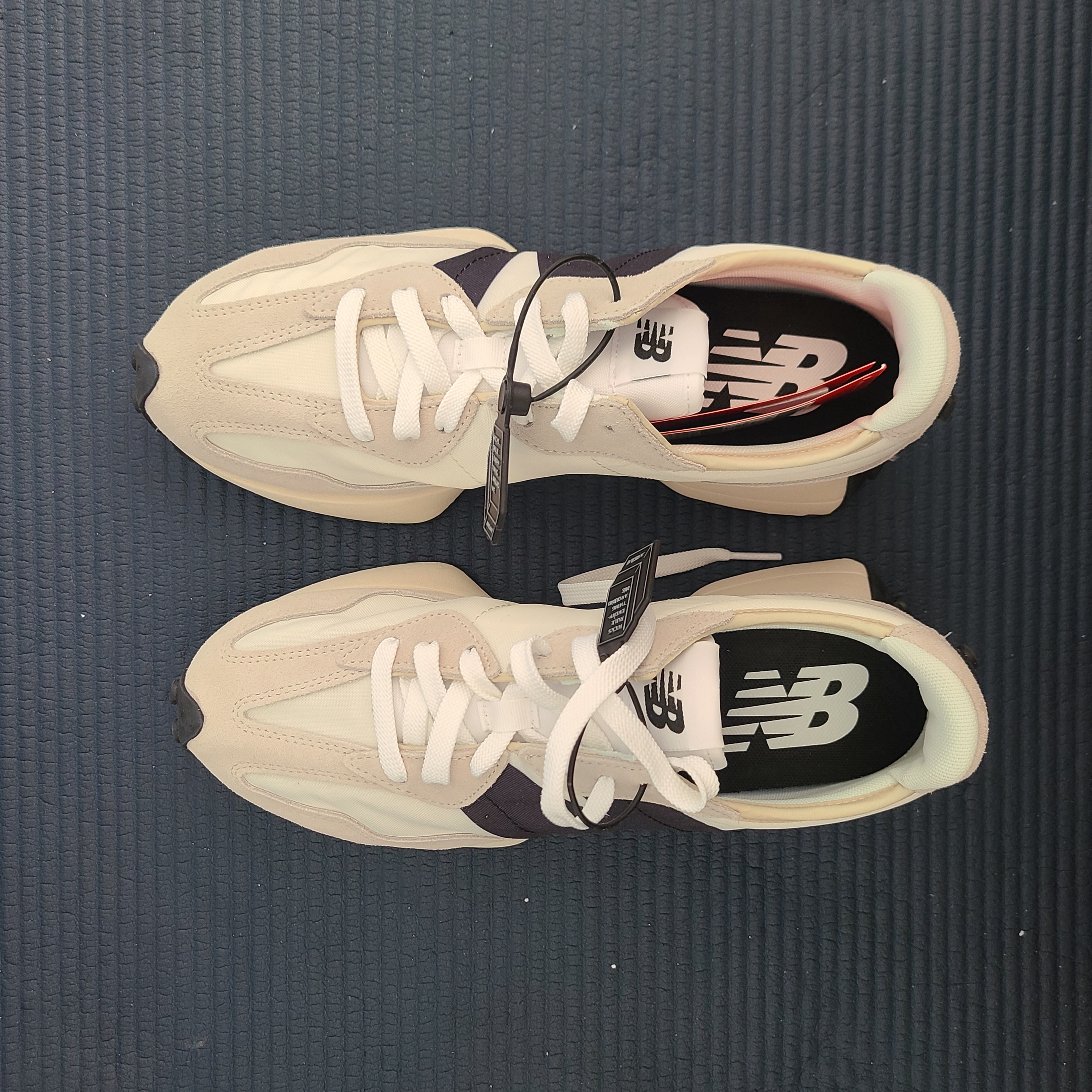 New Balance 327 White Black 착용 스타일