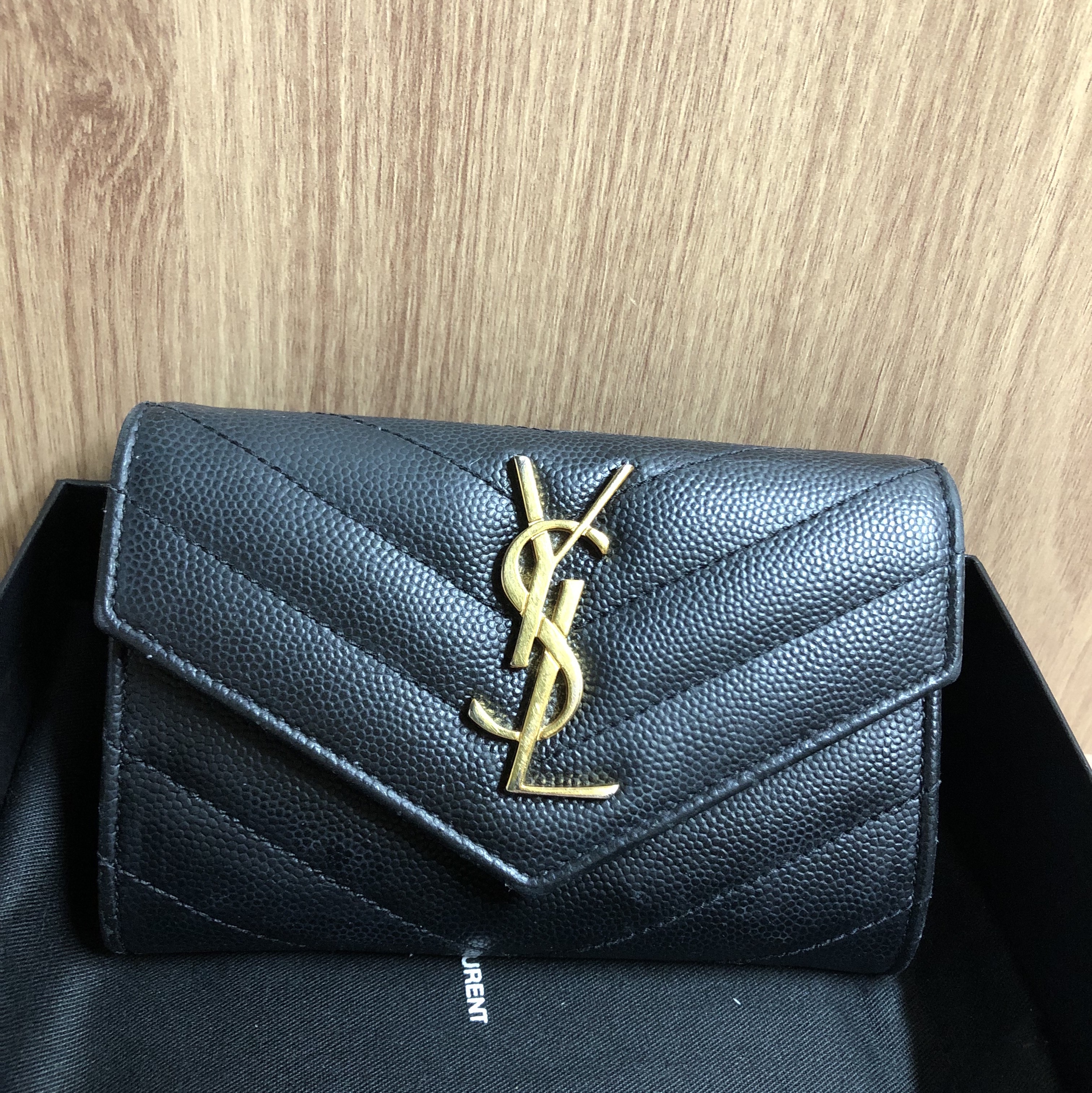 Saint Laurent Cassandre Matelasse Small Envelope Wallet in Grain de Poudre Embossed Leather Black Gold 착용 스타일