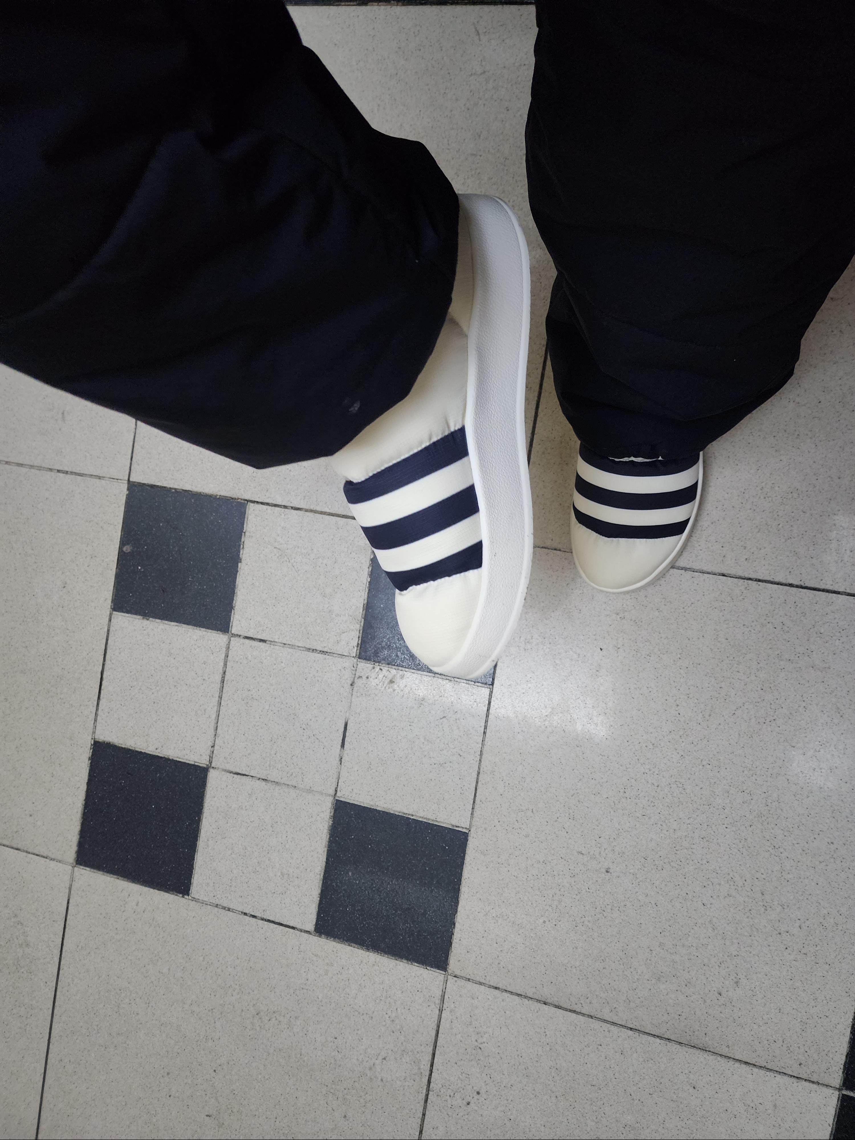 Adidas Puffylette Off White 착용 스타일