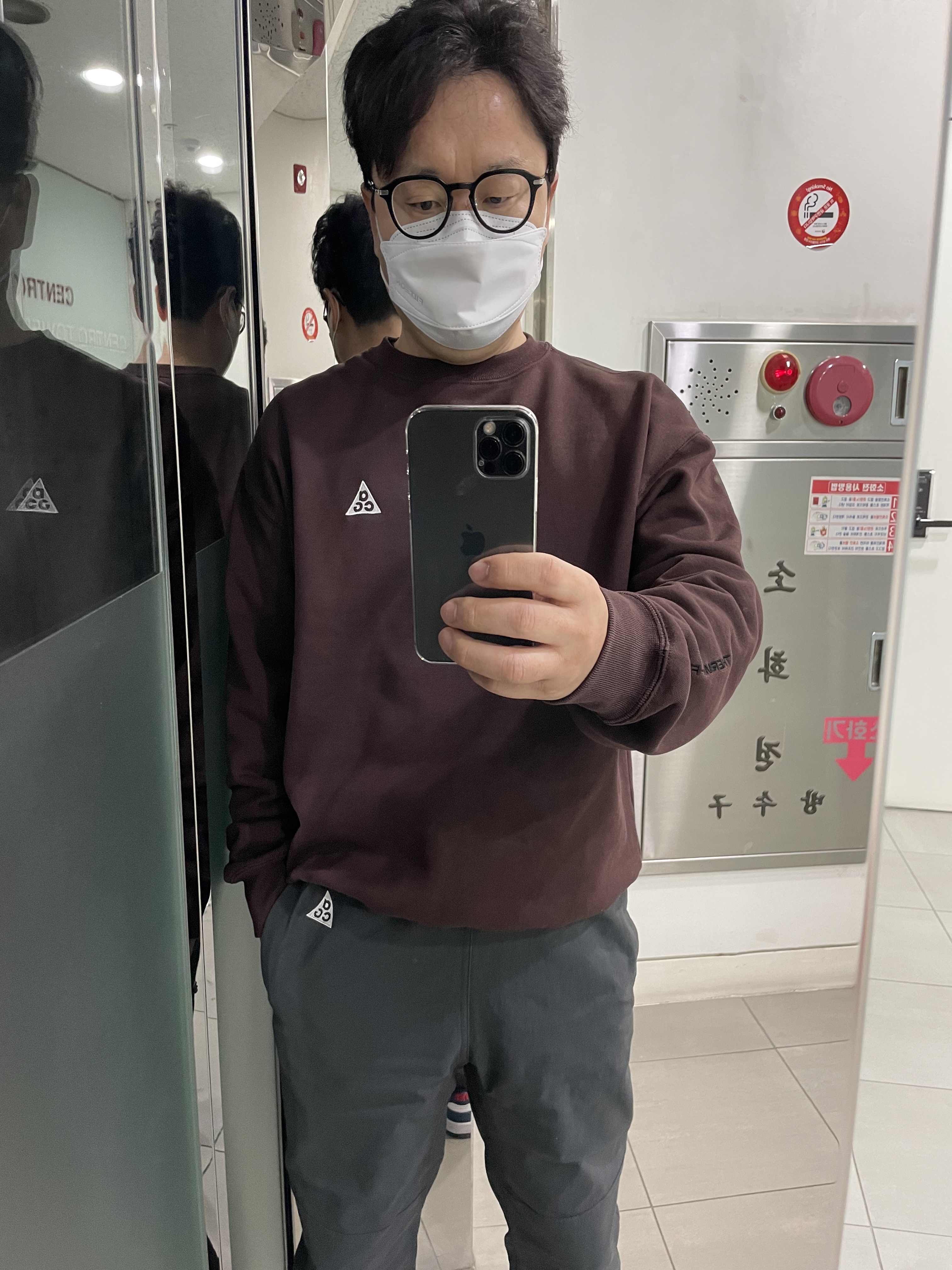 Nike ACG Trail Pants Dark Smoke Grey - Asia, Nike ACG Therma-Fit Crew Fleece Sweatshirt Earth - Asia 착용 스타일 - 3