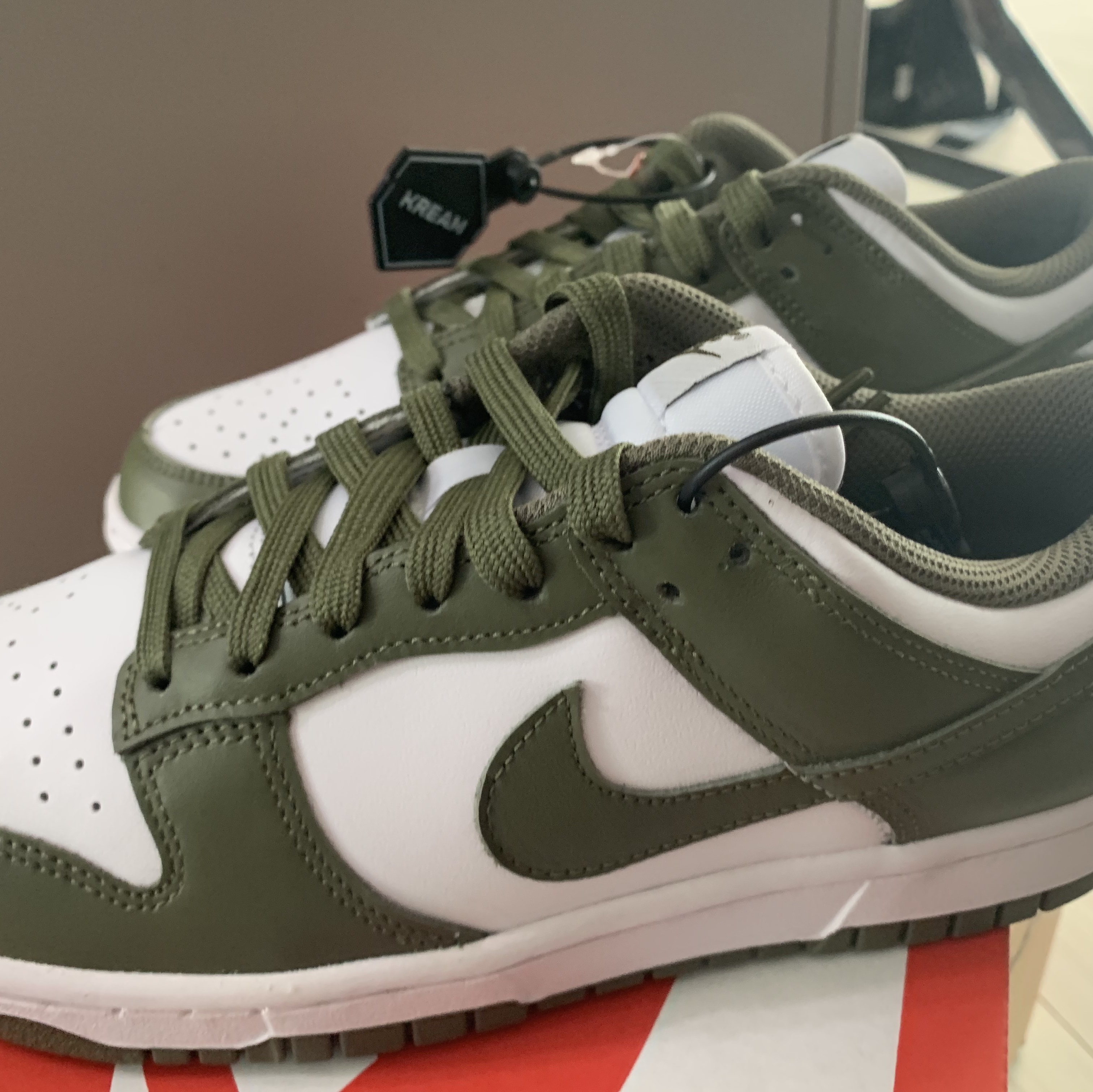 (W) Nike Dunk Low Medium Olive 착용 스타일 - 2