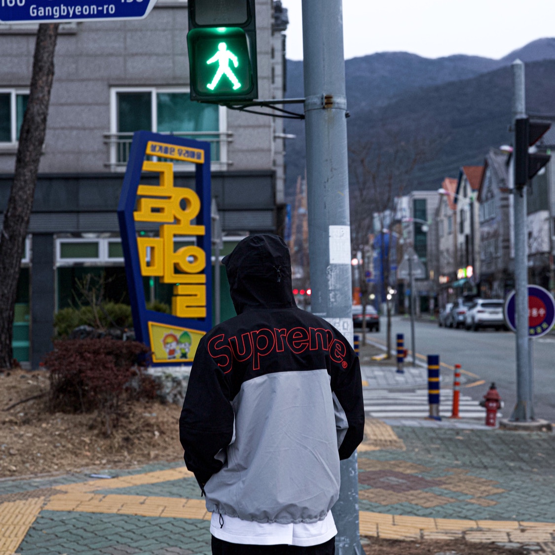 Supreme x The North Face Taped Seam Shell Jacket Grey - 22FW 착용 스타일 - 4