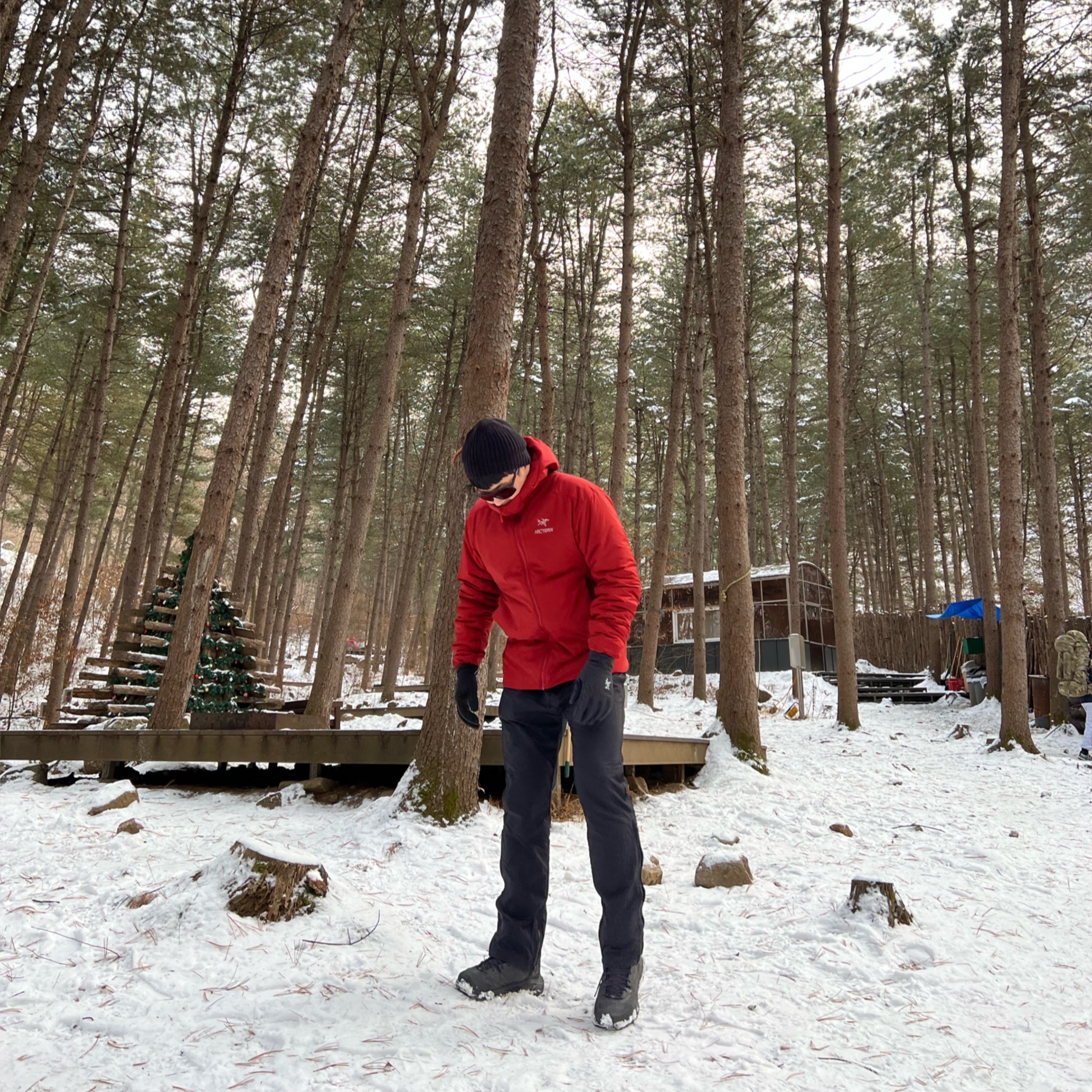 Arc'teryx Atom AR Hoody Bordeaux, Hoka Kaha Gore-Tex Black Phantom 착용 스타일 - 1