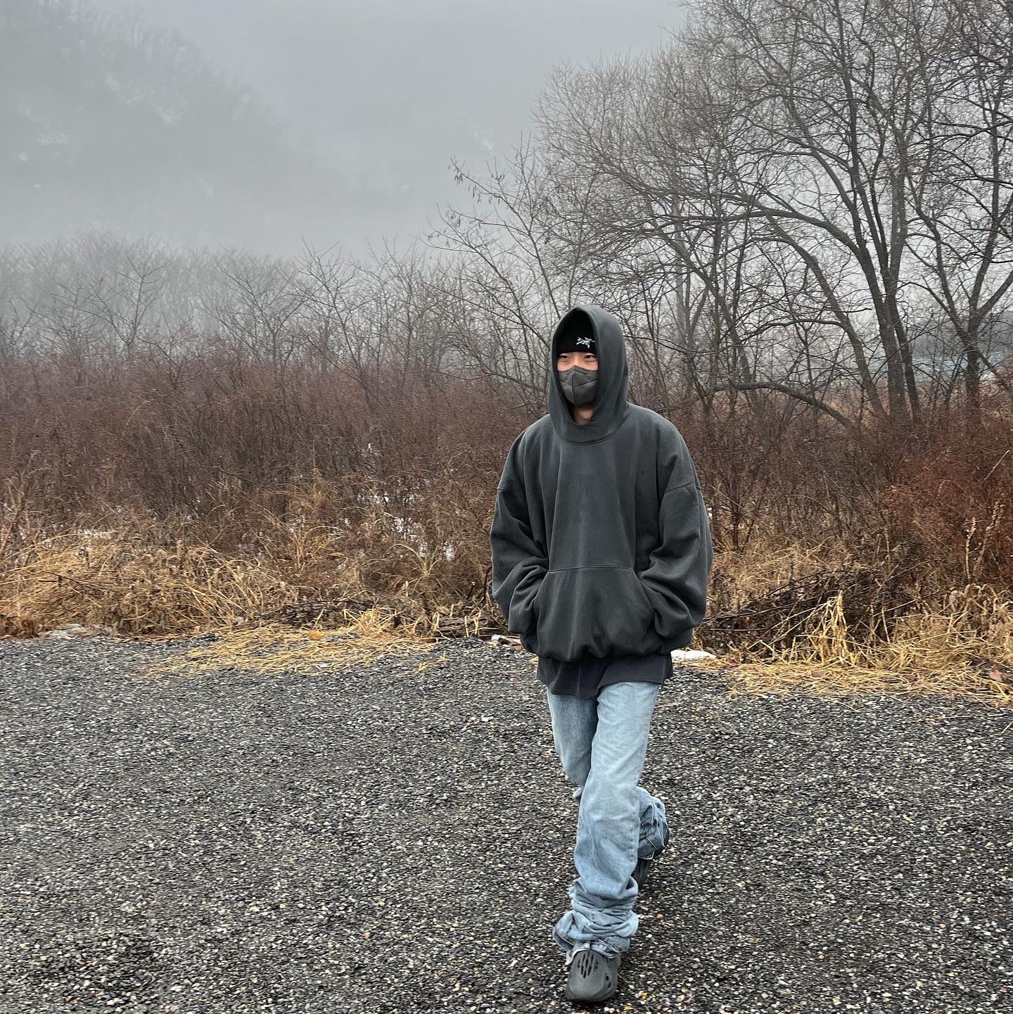 Yeezy Gap Engineered By Balenciaga Dove Hoodie Black, Adidas Yeezy Foam RNNR Onyx 착용 스타일 - 2