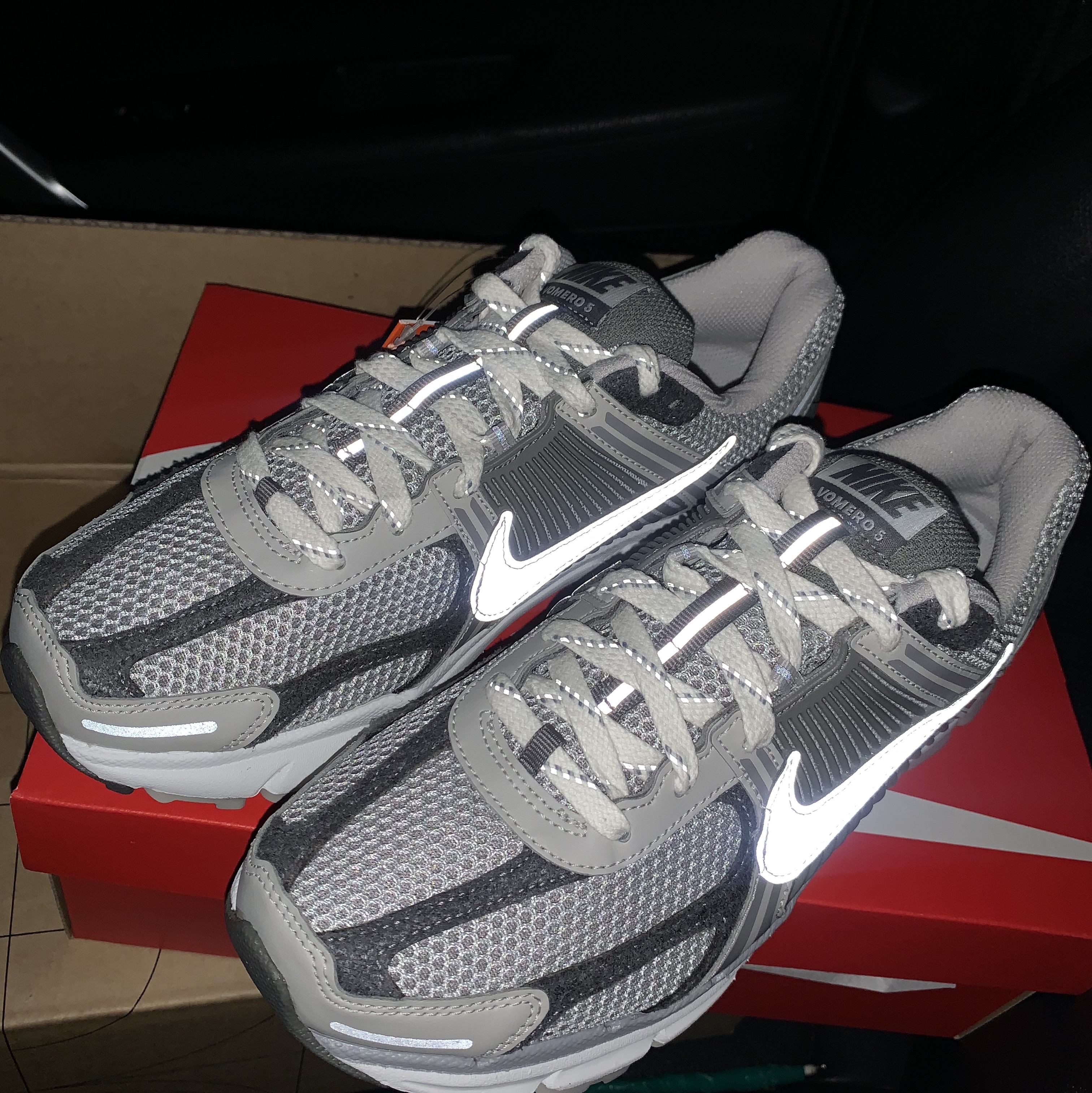 Nike Zoom Vomero 5 PRM Light Iron Ore and Flat Fewter 착용 스타일