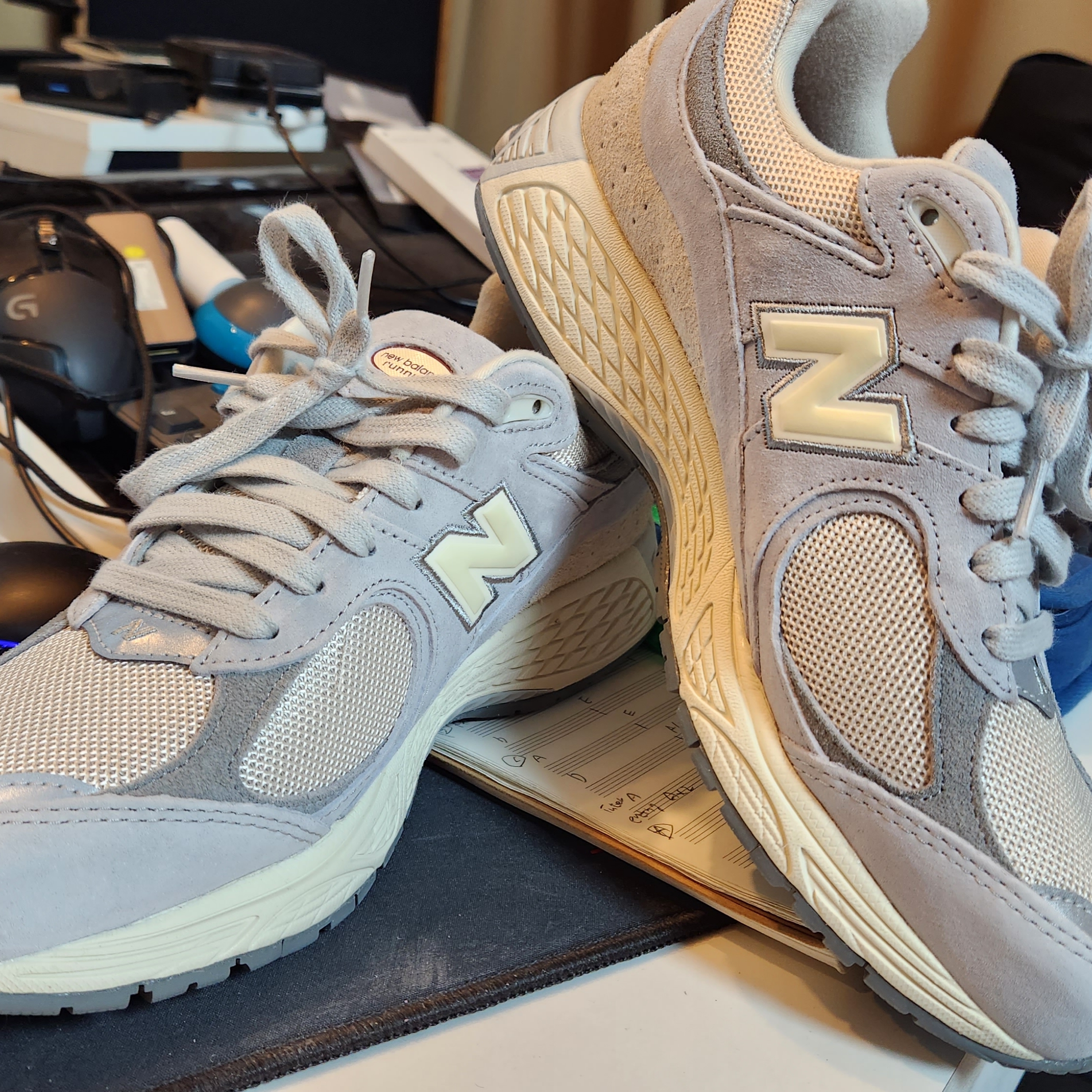 New Balance 2002R Concrete Calm Taupe, New Balance 993 Made in USA Grey - D Standard 착용 스타일 - 3