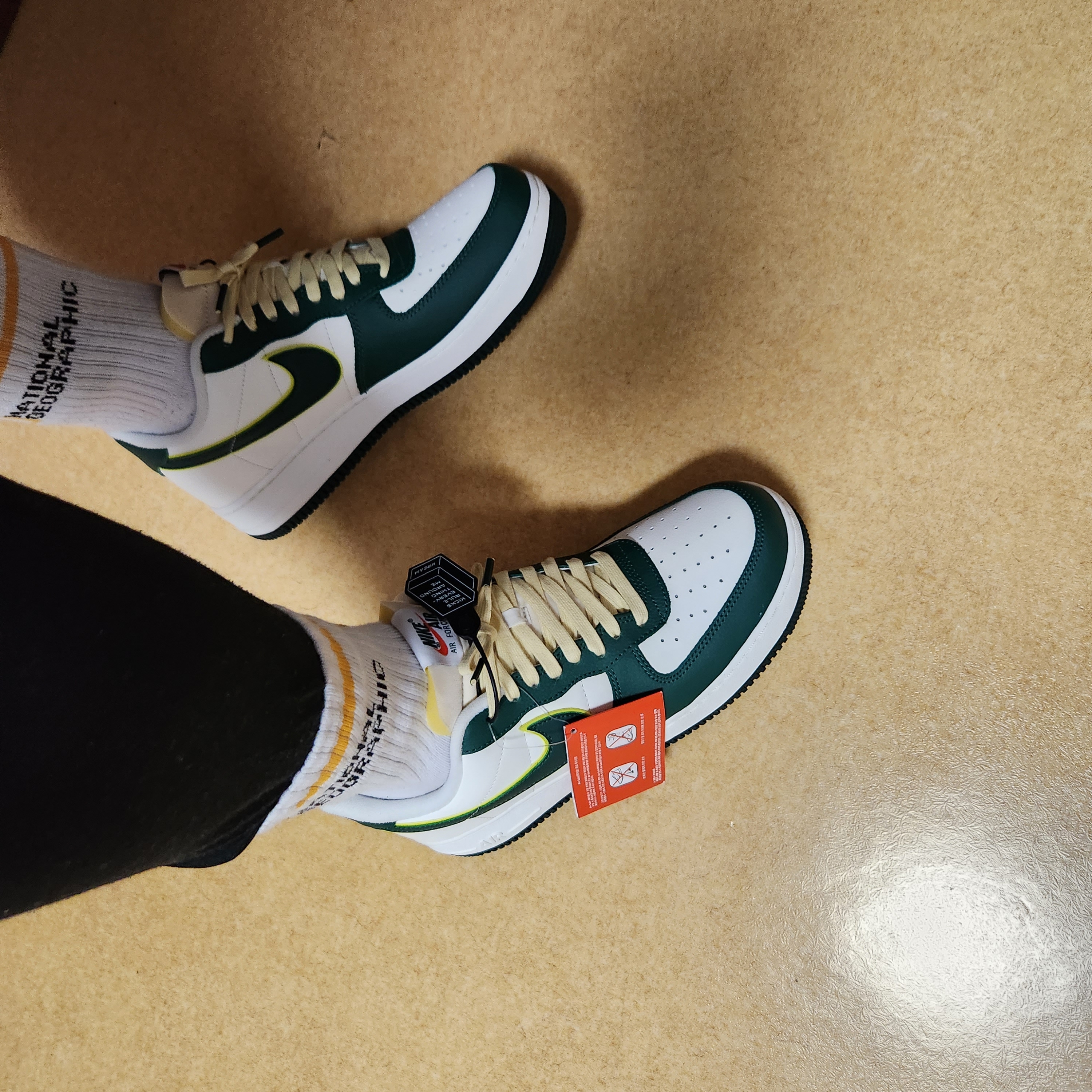 Nike Air Force 1 '07 LV8 Sail Noble Green 착용 스타일 - 2