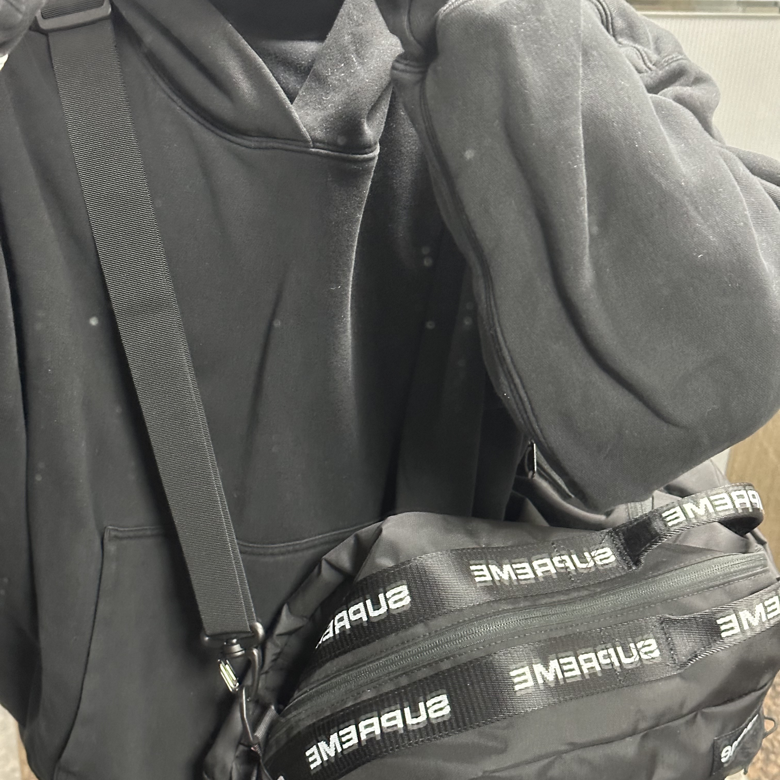 Supreme Duffle Bag Black - 22FW, Yeezy Gap Hoodie Black 착용 스타일