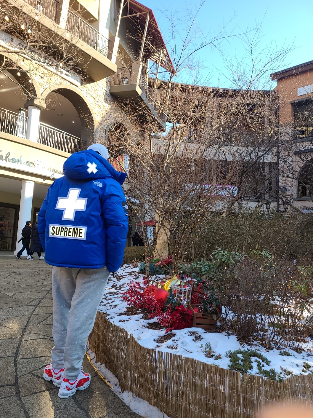 Supreme x The North Face Summit Series Rescue Baltoro Jacket Blue - 22SS, Nike x Supreme Air Max Tailwind 4 White 착용 스타일