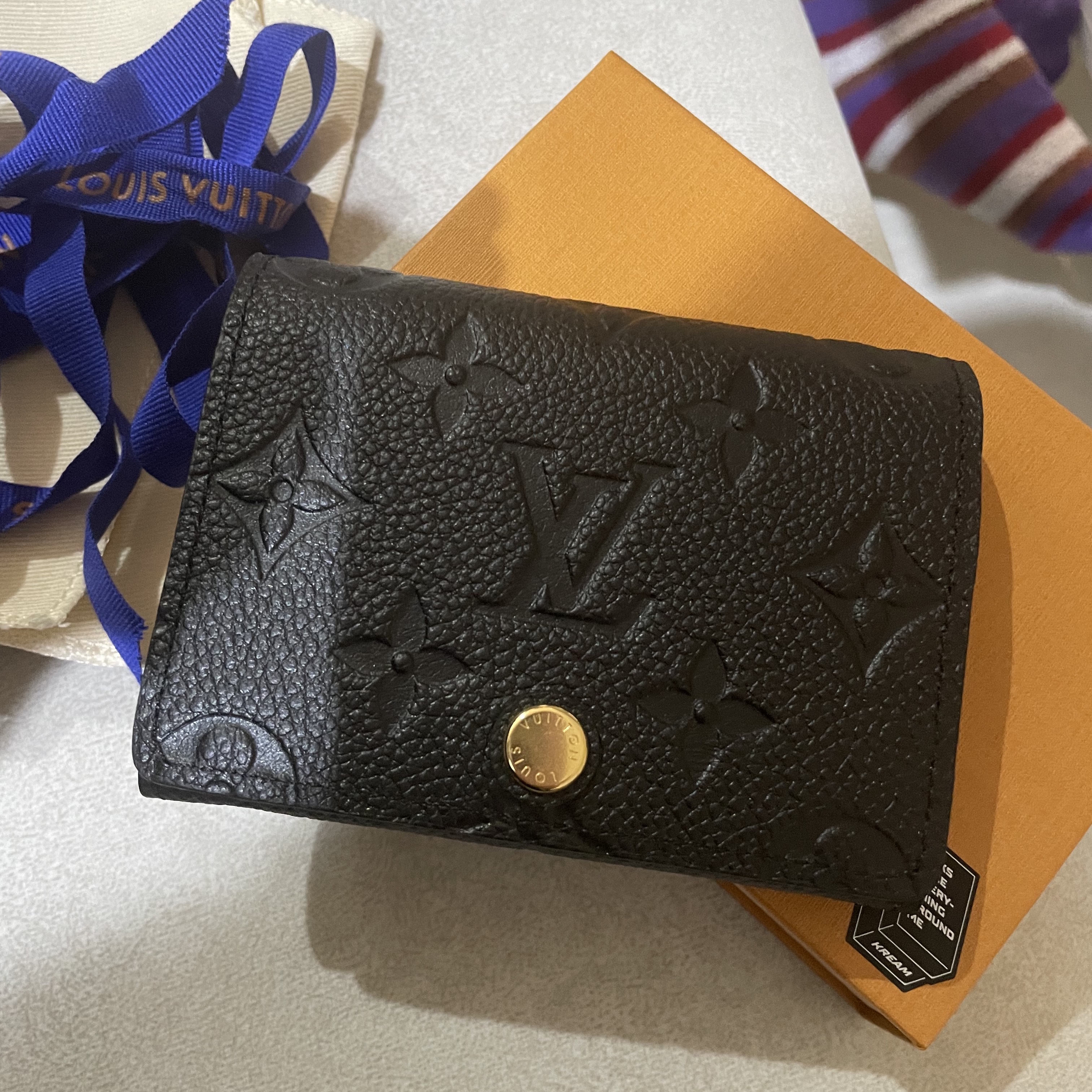 Louis Vuitton Business Card Holder Monogram Embossed Leather Black 착용 스타일