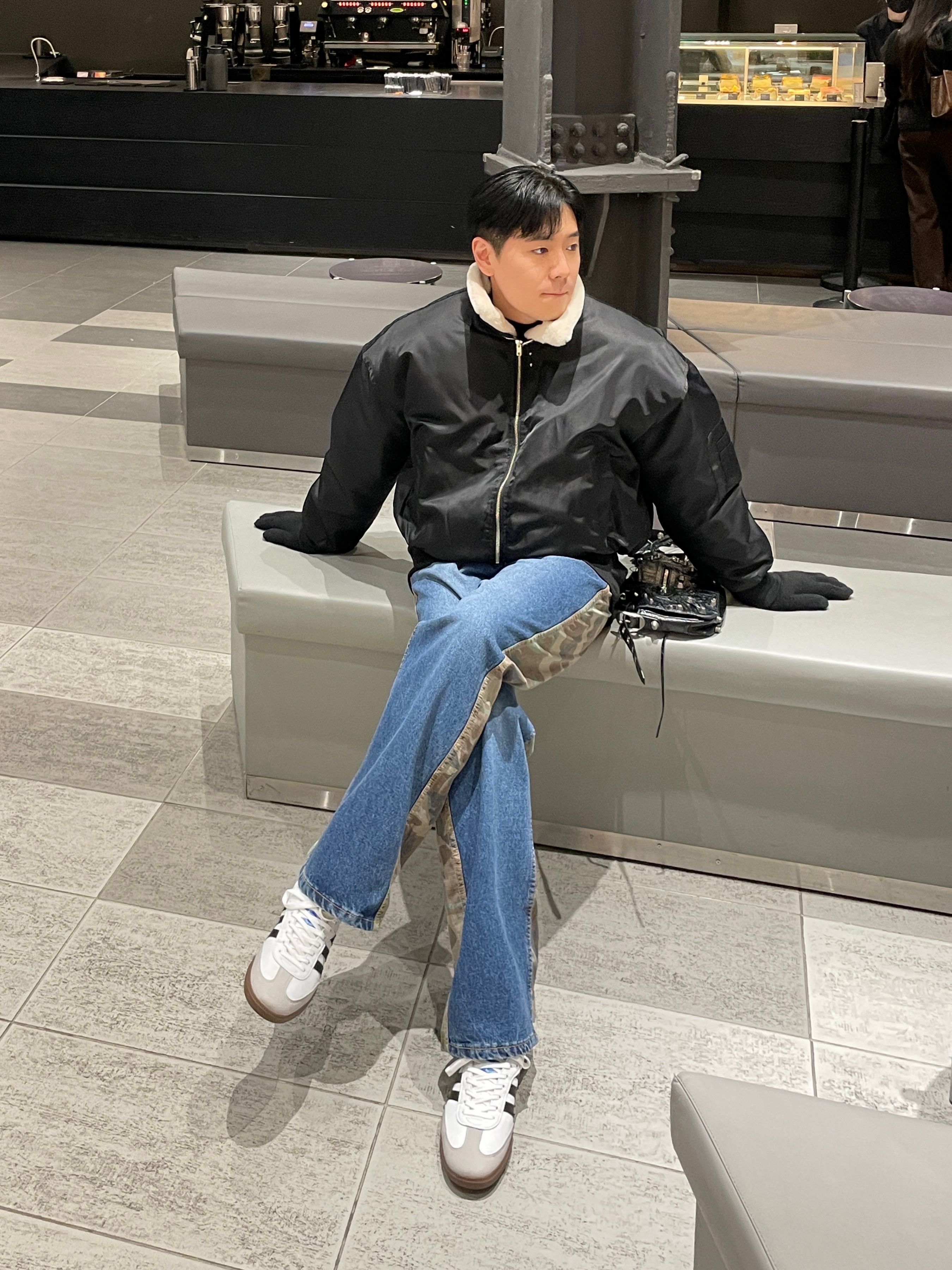 Adidas Samba Vegan White Black, Balenciaga Arena Lambskin Le Cagole XS Shoulder Bag Black 착용 스타일 - 3