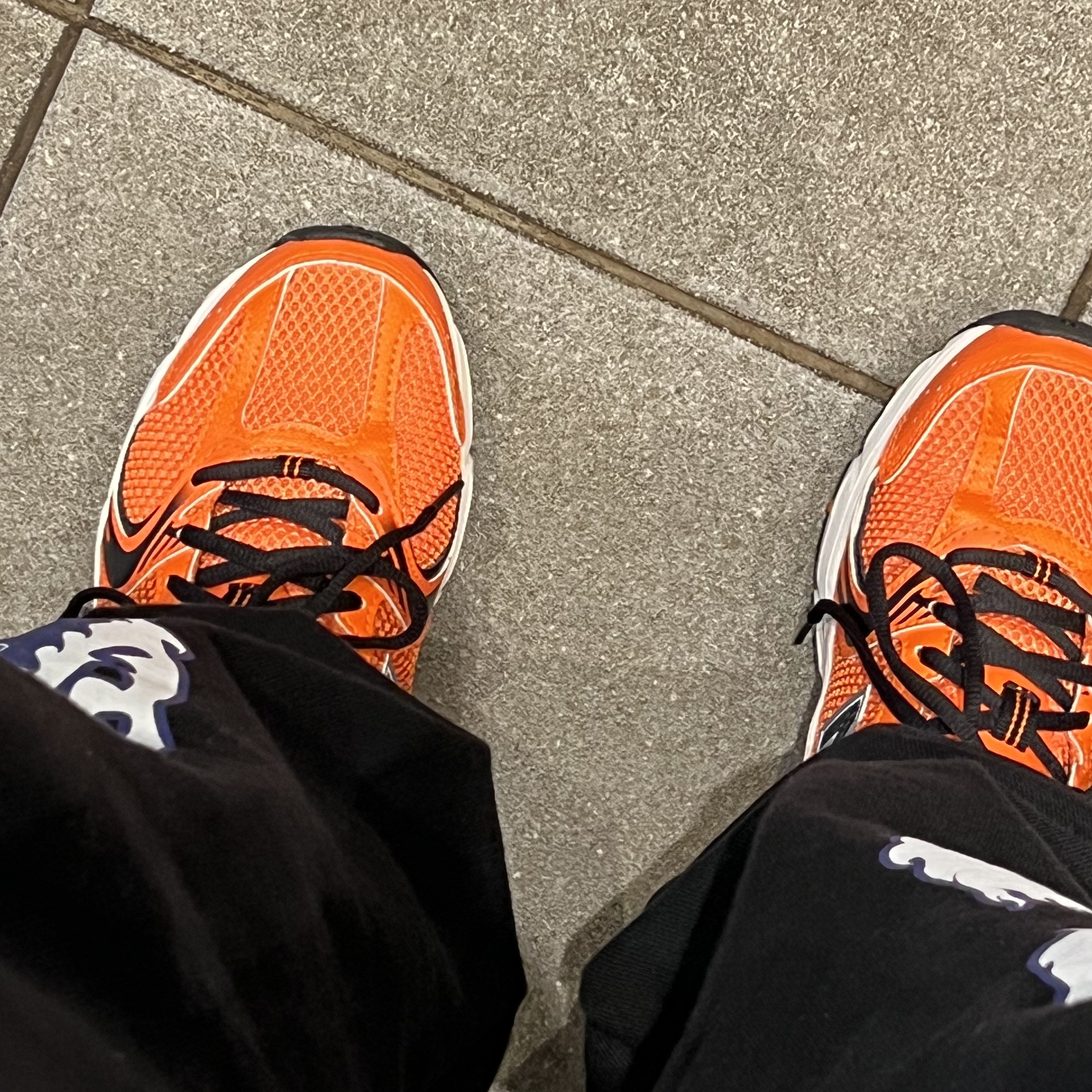 New Balance 530 Neon Orange 착용 스타일