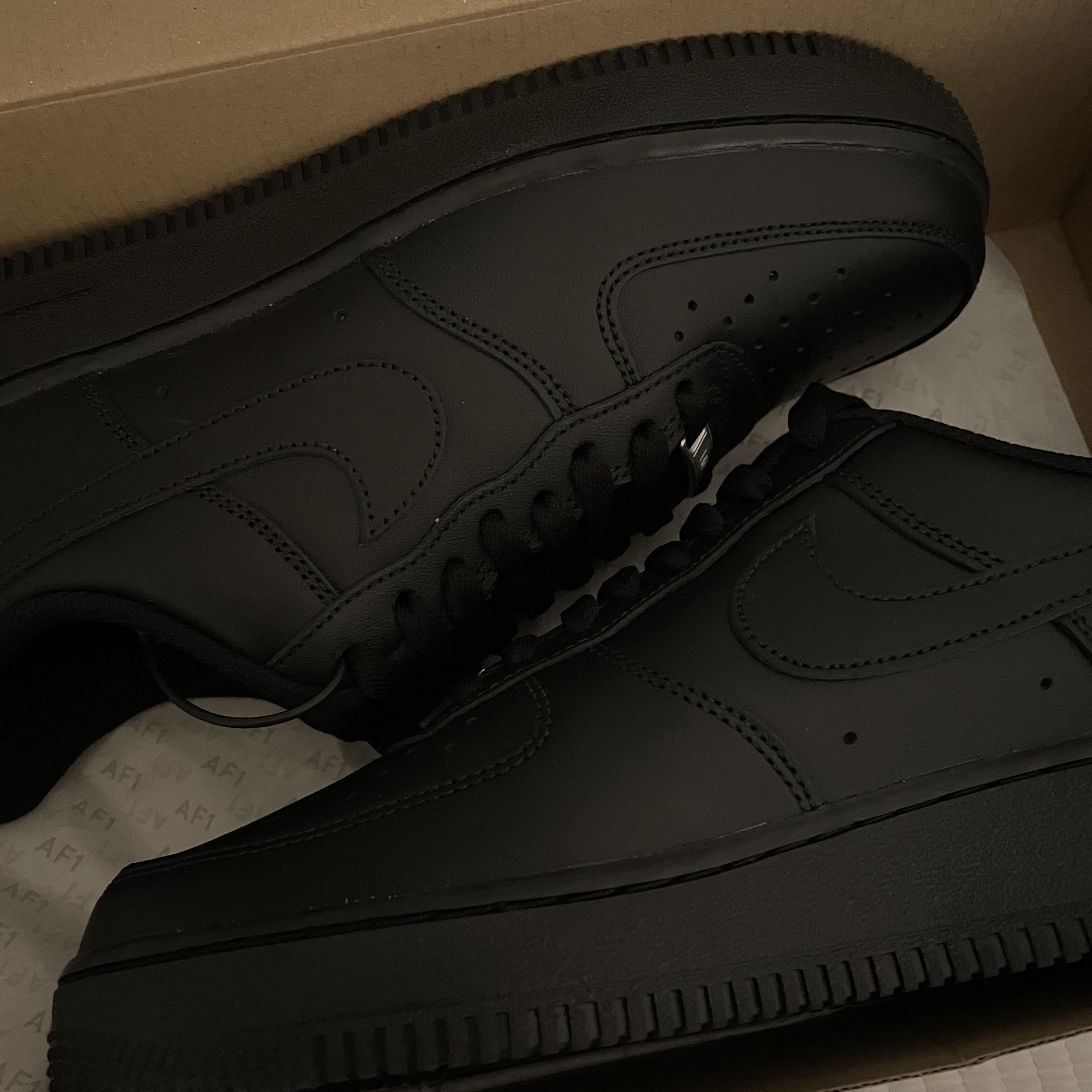 Nike Air Force 1 '07 Low Triple Black 착용 스타일 - 1