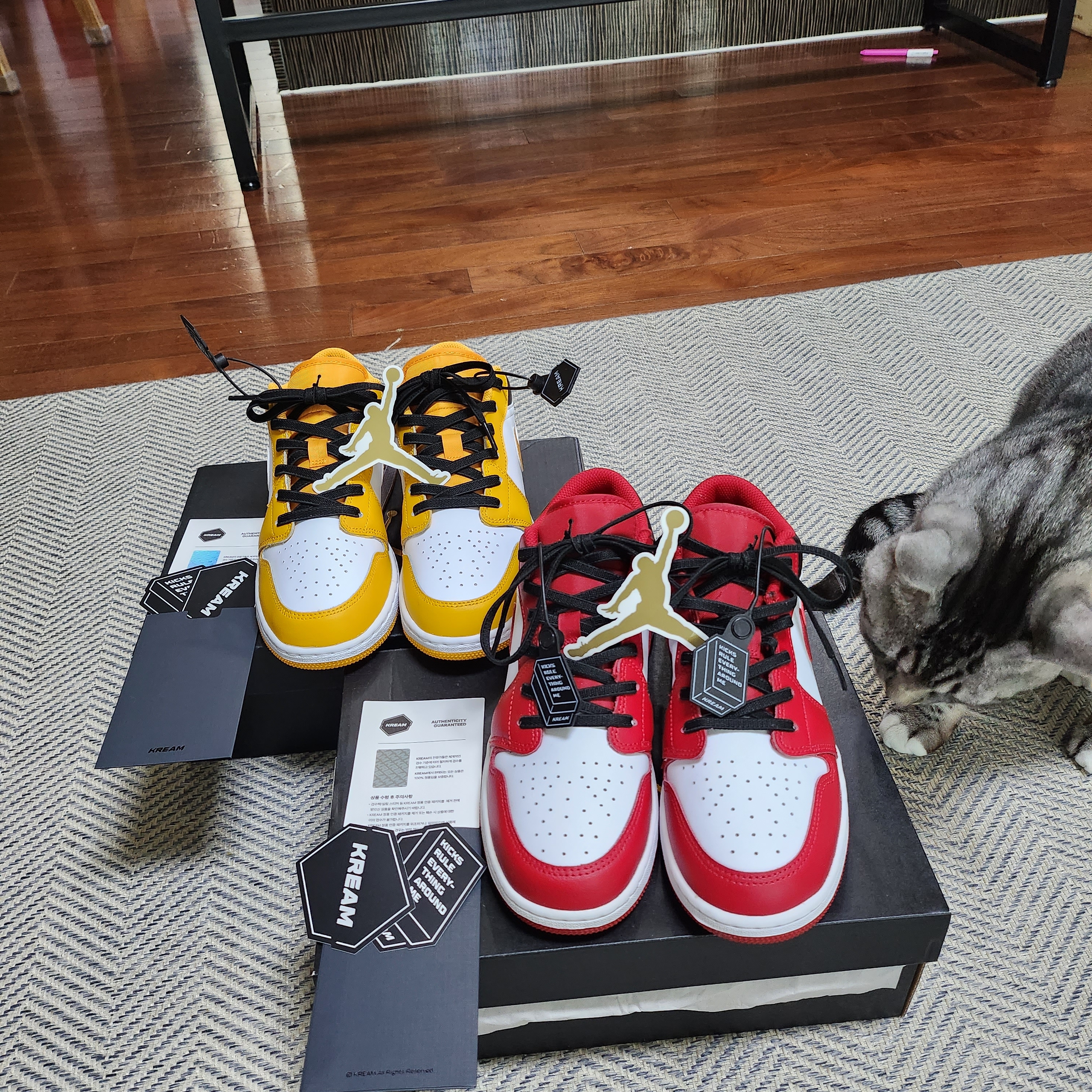 (GS) Jordan 1 Low Taxi, (GS) Jordan 1 Low White Gym Red Black 착용 스타일 - 2