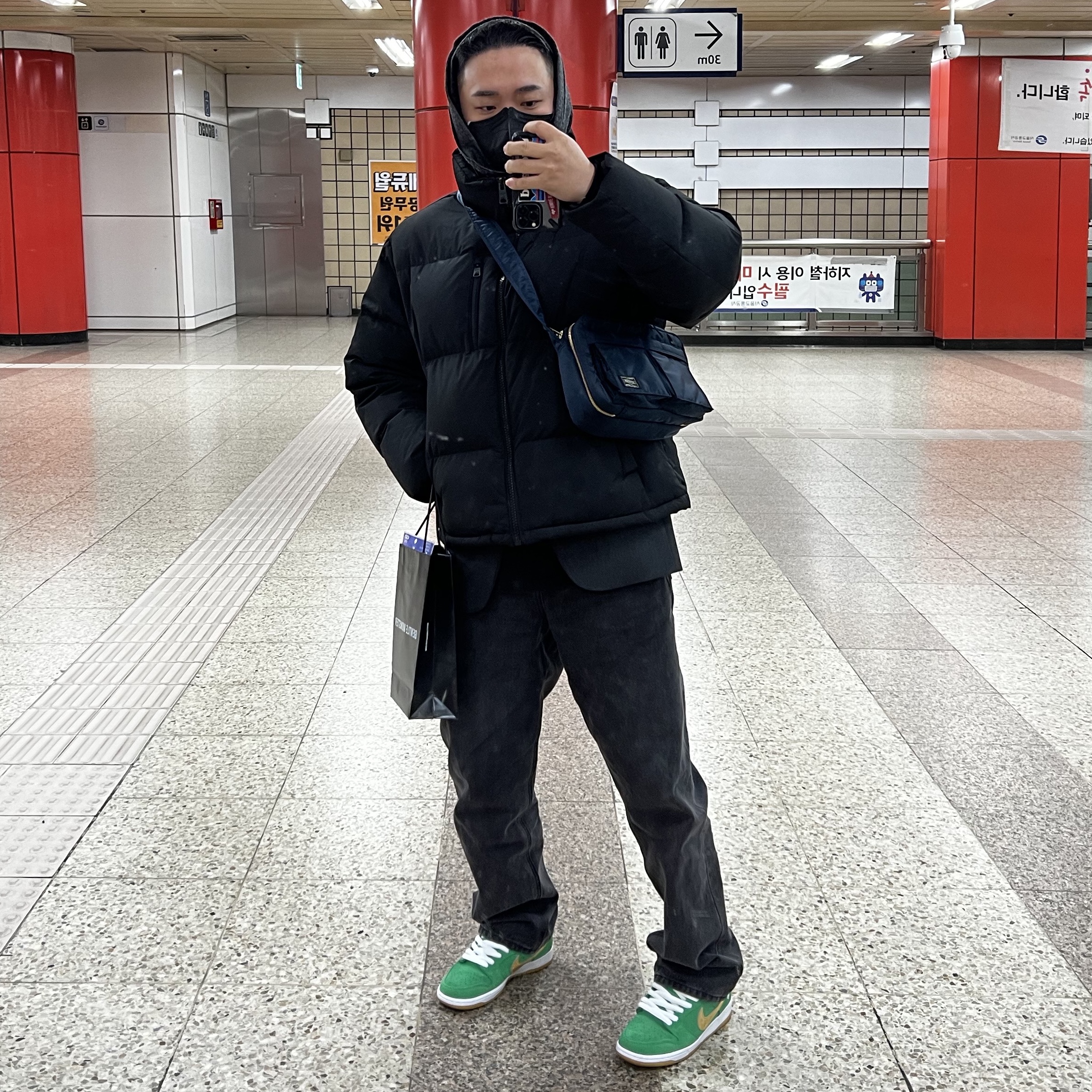 Nike SB Dunk Low Pro Shamrock, Porter Tanker Shoulder Bag S Iron Blue 착용 스타일