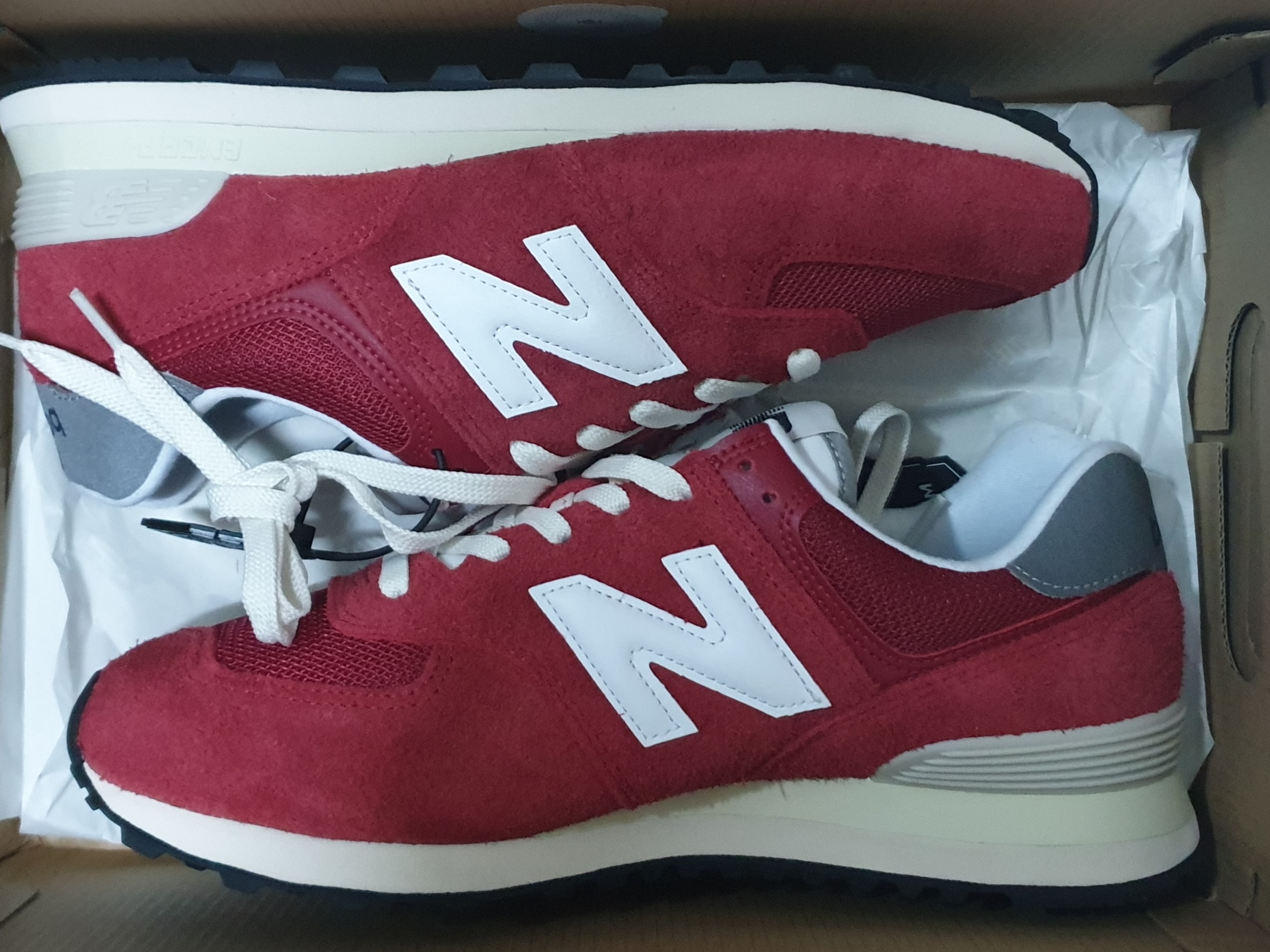 New Balance 574 Heritage Red 착용 스타일