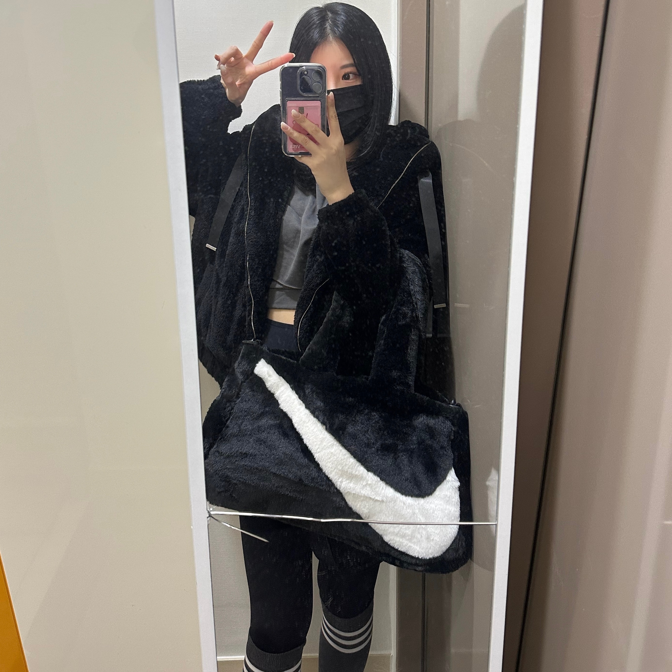 Nike NSW Faux Fur Tote Bag Black 착용 스타일
