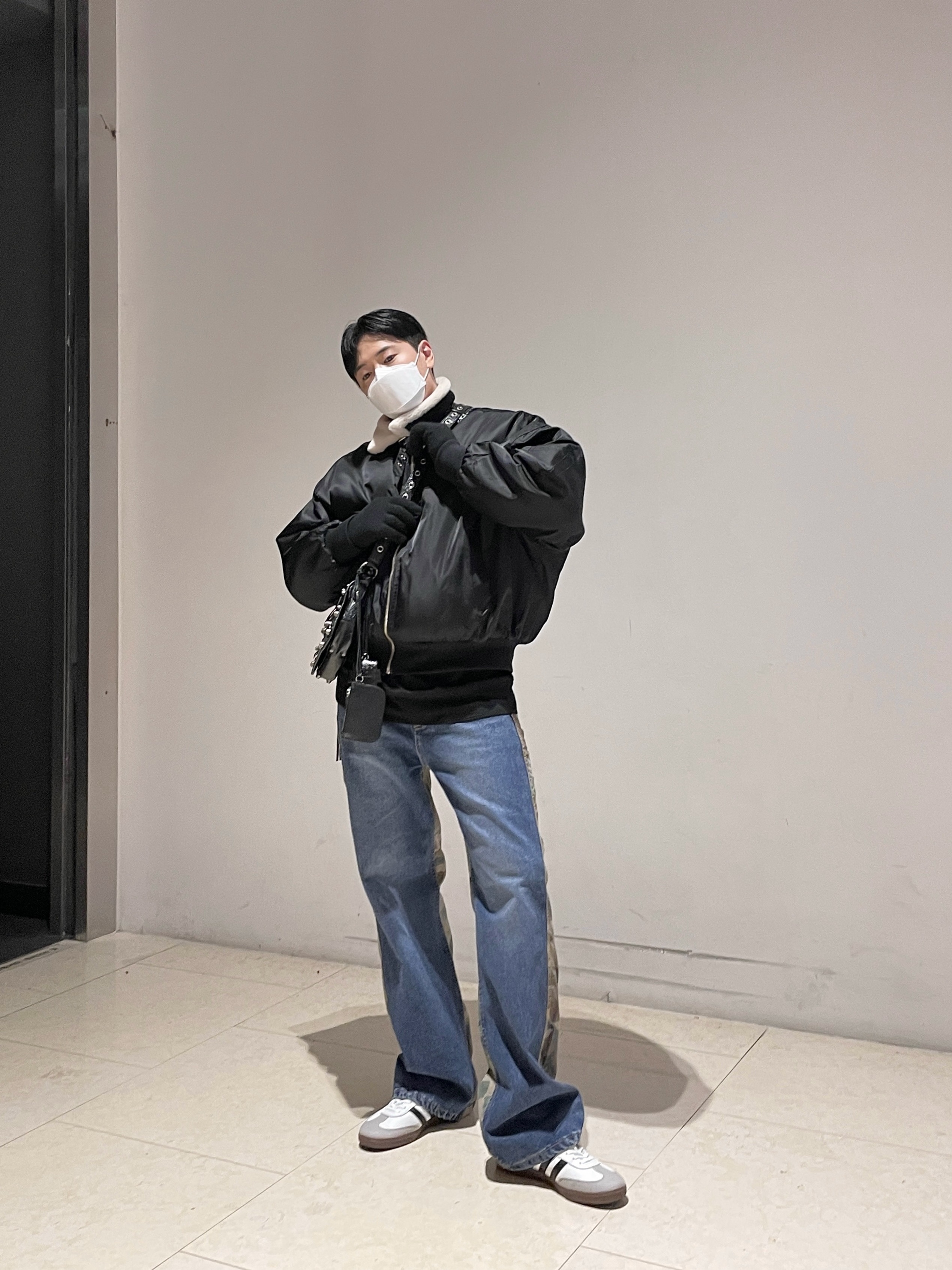 Adidas Samba Vegan White Black, Balenciaga Arena Lambskin Le Cagole XS Shoulder Bag Black 착용 스타일 - 1