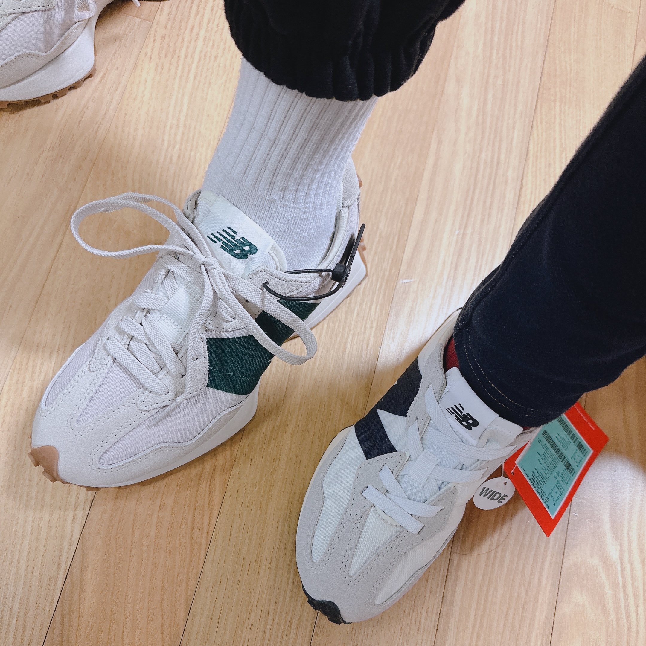 New Balance 327 Timberwolf 착용 스타일 - 2