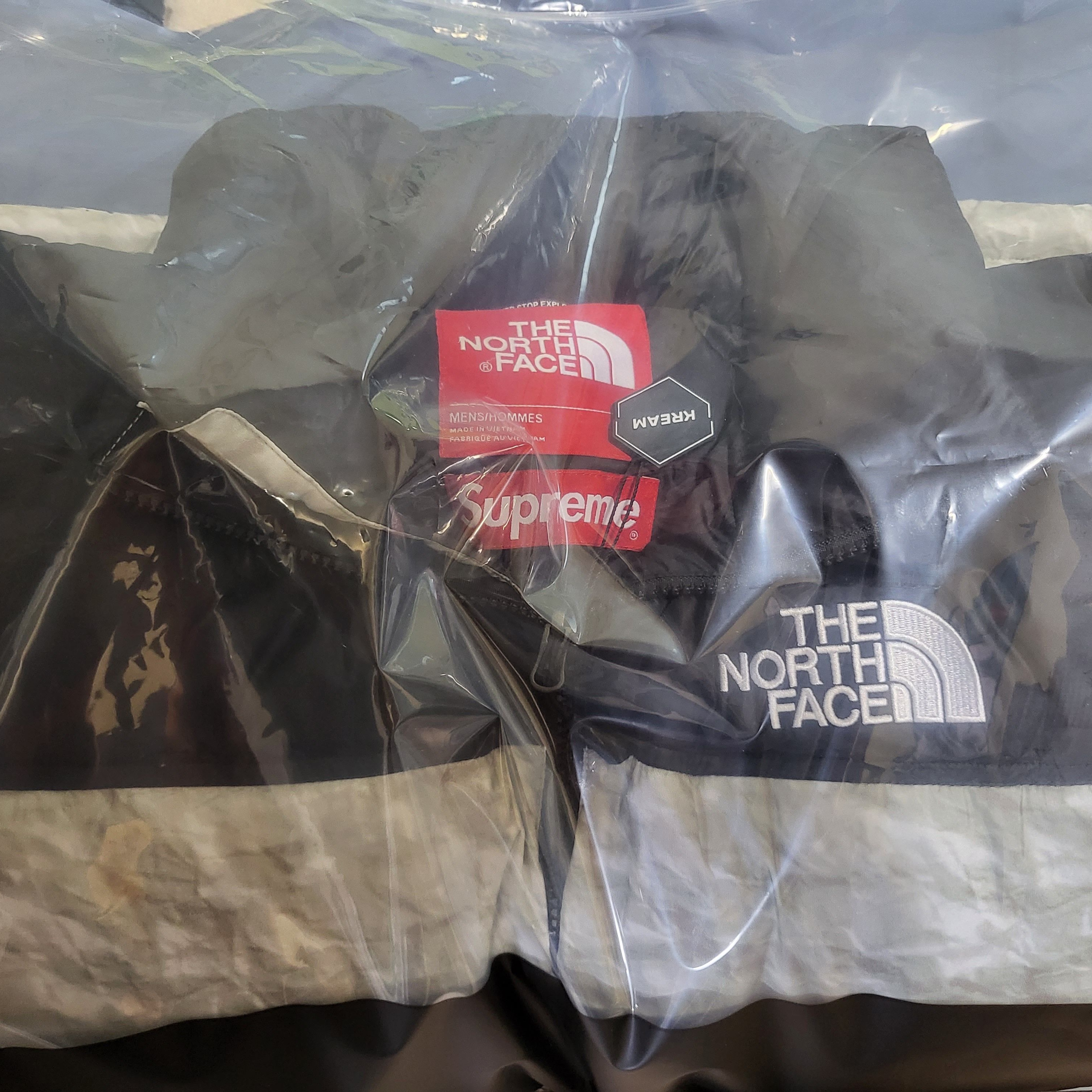 Supreme x The North Face Paper Print Nuptse Jacket - 19FW 착용 스타일
