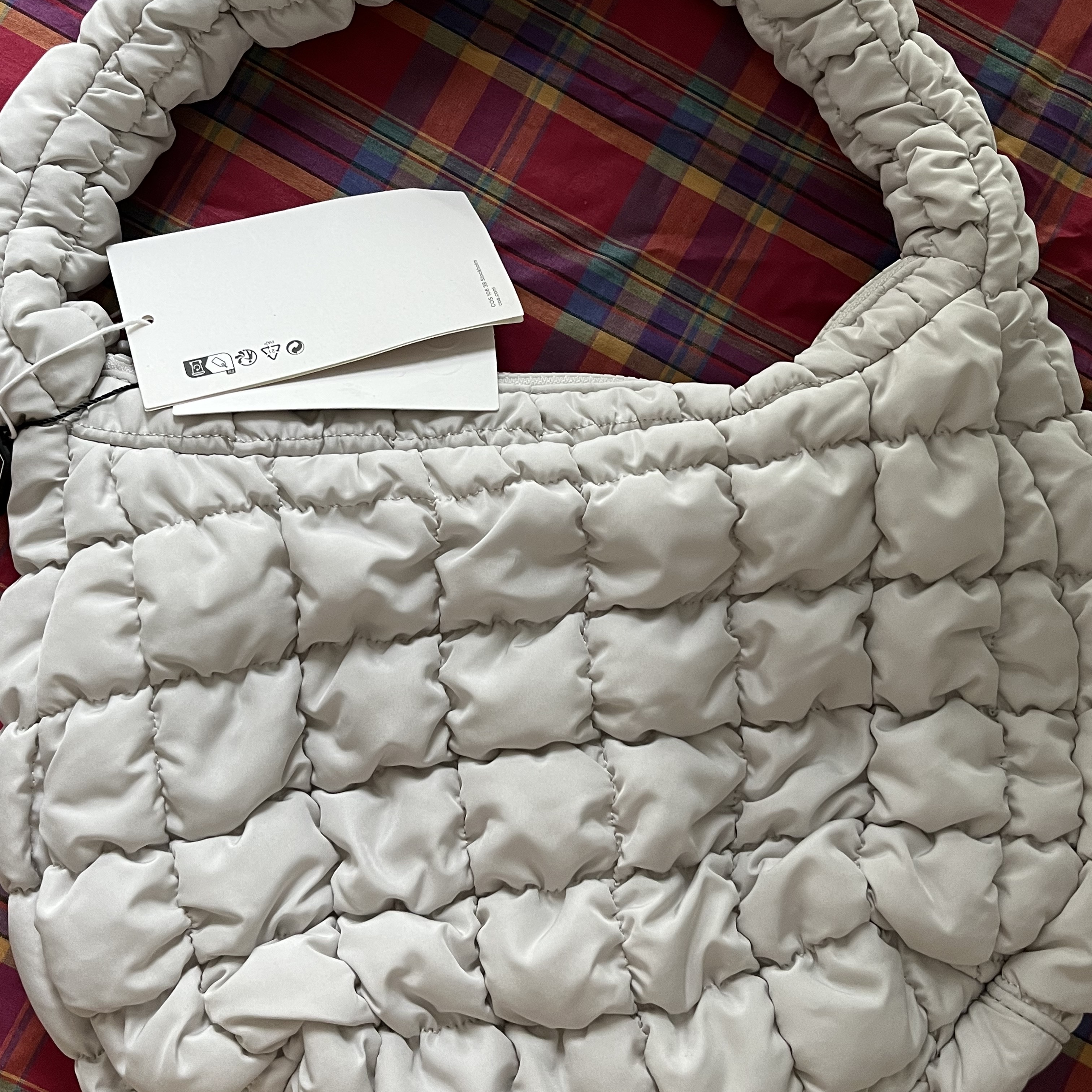 COS Quilted Mini Bag Light Grey 착용 스타일 - 3