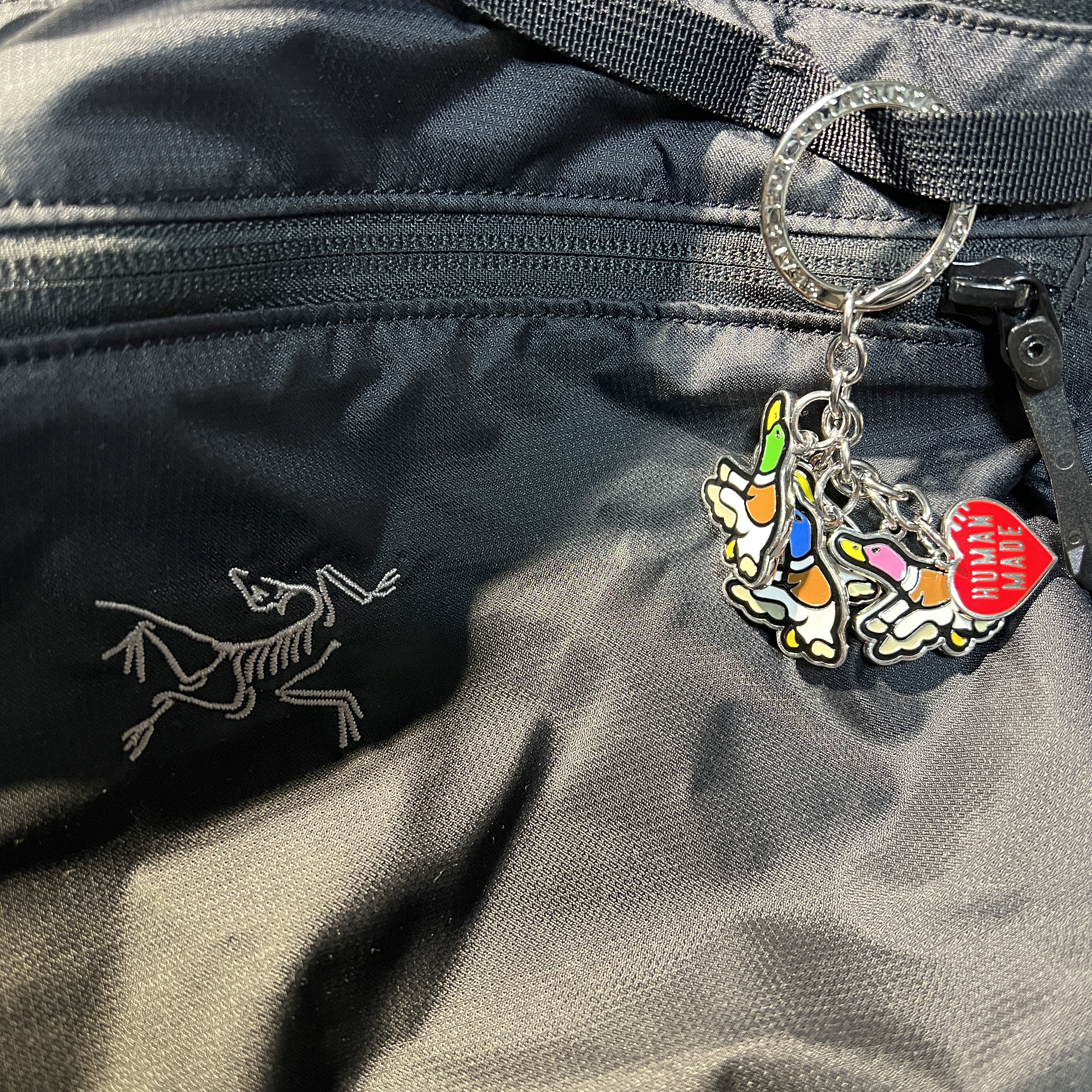 Arc'teryx Heliad 15 Backpack Black, Human Made Flying Duck Keyring Silver 착용 스타일 - 1